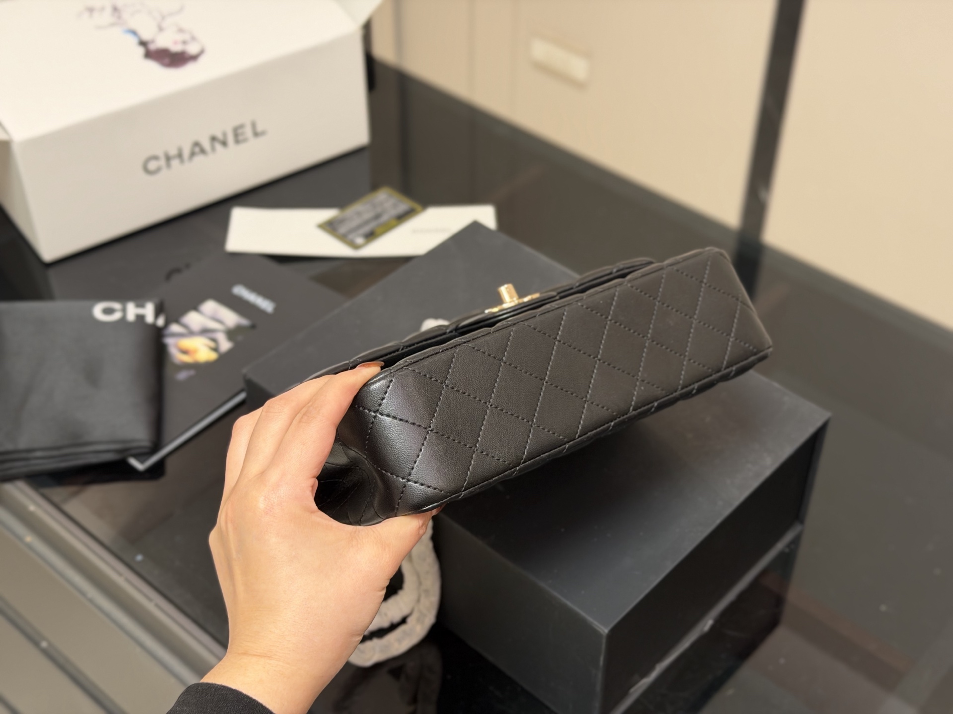 &yen;190 &yen;185 配折叠盒飞机盒 size:25cm 23cm 香奈儿 cf我们一直很用心在做 秒杀其他市面上的货 顶级羊皮纹 很舒服的一种！ 不管您是谁 稳稳hold住哦✔️✔ 四季必备单品！