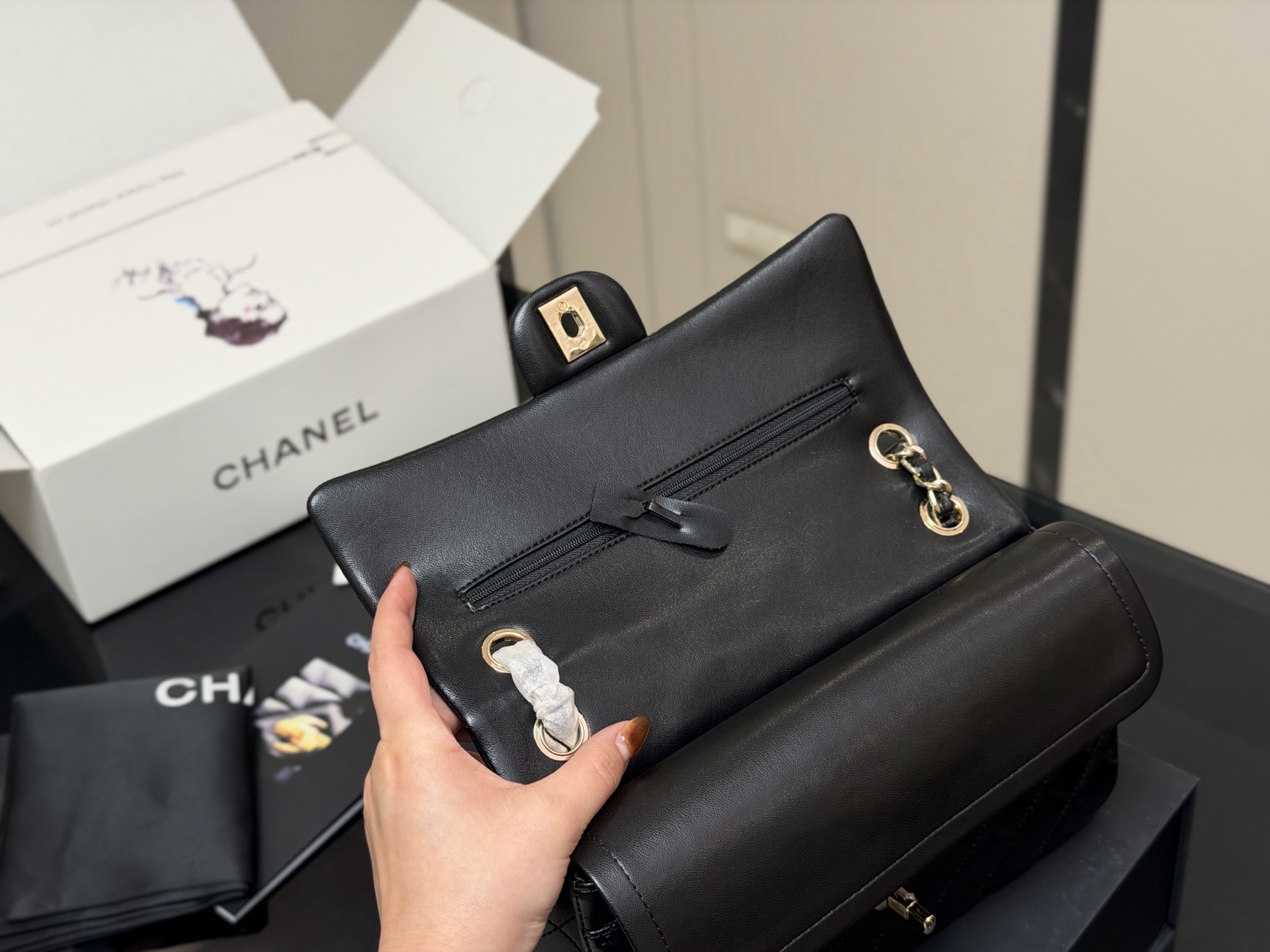 &yen;190 &yen;185 配折叠盒飞机盒 size:25cm 23cm 香奈儿 cf我们一直很用心在做 秒杀其他市面上的货 顶级羊皮纹 很舒服的一种！ 不管您是谁 稳稳hold住哦✔️✔ 四季必备单品！