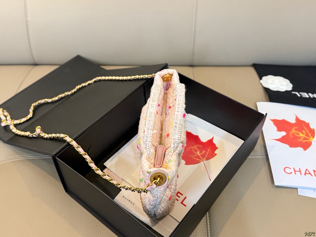 大号&yen;190折叠盒 小号&yen;170双盒 Chanel 香奈儿25K蝴蝶结包 香奈儿2025秋冬系列新品，搭配金色双C Logo，优雅又高级。包型灵感来自蝴蝶结，立体造型超有辨识度，容量适中，通勤或出行都很OK！链条肩带可手提/肩背，实用又时髦。尺寸32 27/21 16