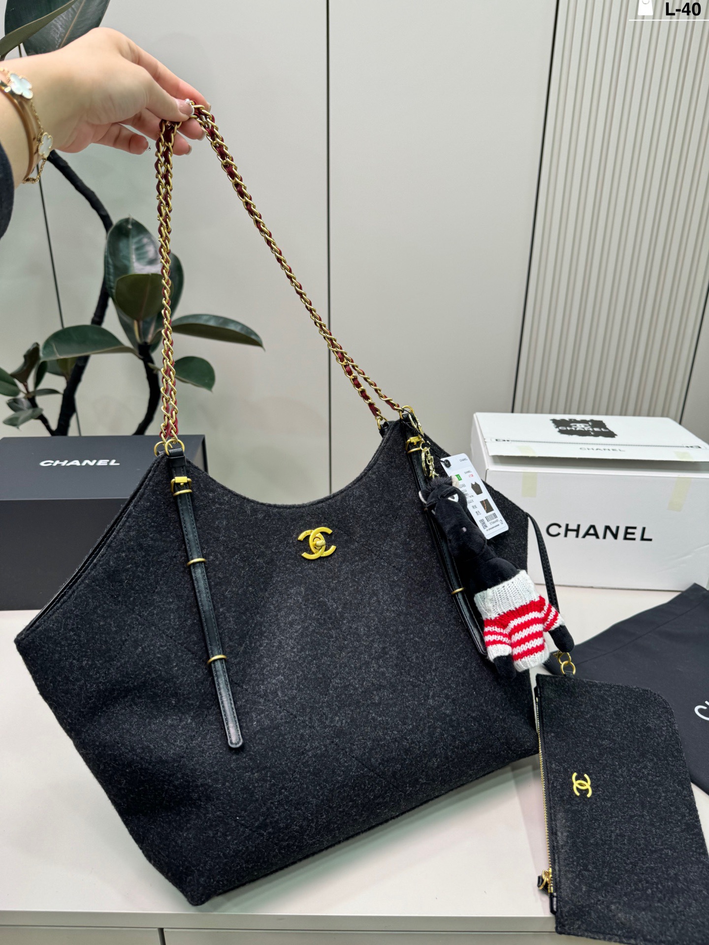 💰p210（配挂件） L-40尺寸32&times;22折叠盒 Chanel 香奈儿 26c毛毡Tote托特包腋下毛呢购物袋 优雅又松弛-，毛毡材质柔软轻盈，日常通勤、休闲出街都超适合！百搭不挑人～26C系列是Vic设计的收官之作，实用又有收藏价值，时髦精必入！