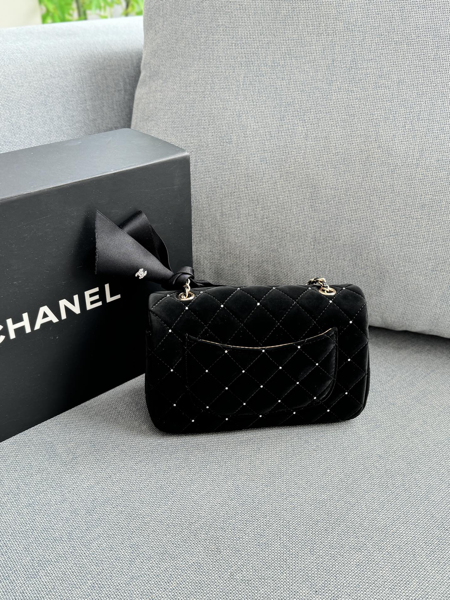 大💰170 小💰160 size：20&times;12/17&times;12 CHANEL香奈儿 Classic Flap CF 25A 丝绒 钻球 蝴蝶结 方胖子 链条包 单肩包 黑色丝绒材质+经典菱格纹，点缀小钻超精致。蝴蝶结装饰优雅复古，金属链条+双C标志，品牌感满满! 日常出街或晚宴都能轻松驾驭，丝绒自带光泽，四季都能搭配，实用又时髦，是香奈儿经典系列的代表作之一