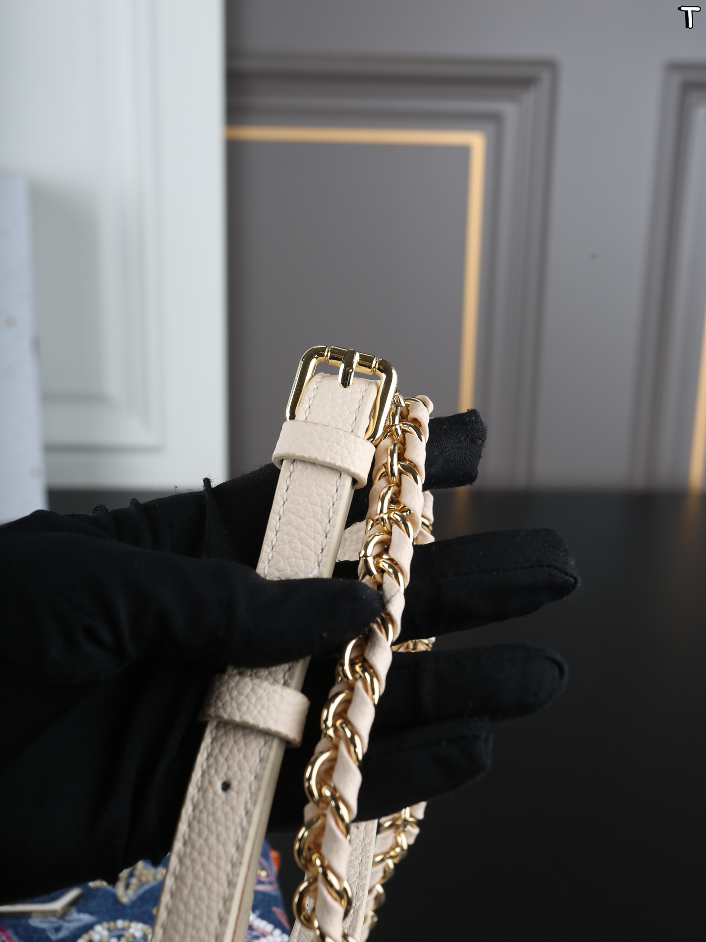 大P220 折叠盒 小P215 折叠盒 LV Capucines 珐琅logo 丹宁牛仔布 卡普辛手提包 单肩斜挎手提包 LV牛仔系列永远都不会出错的好看 太爱这款小牛仔包啦 经典包型别错过～ 白贝母标高级感满满 尺寸：27&times;18/20&times;13.5