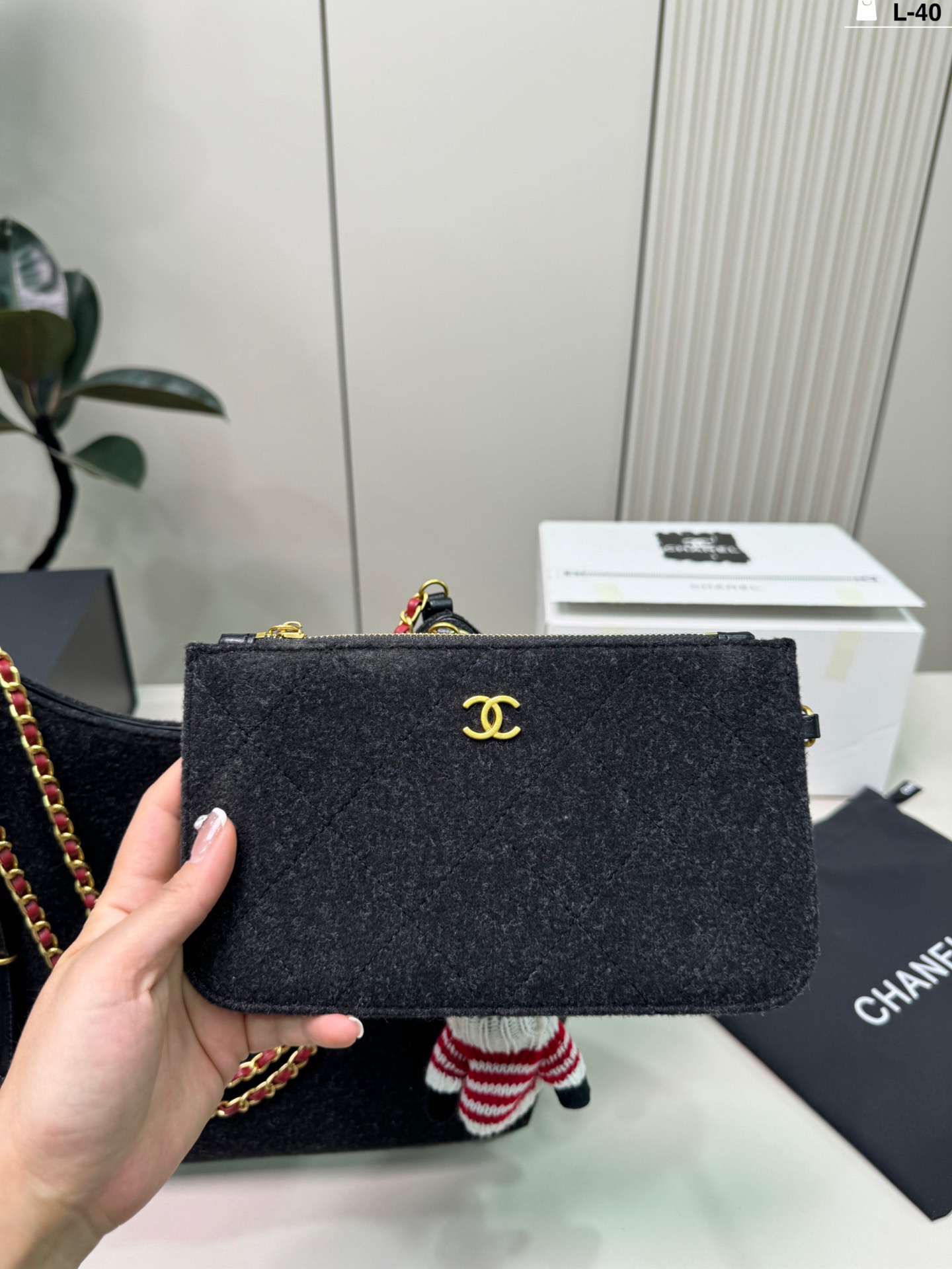 💰p210（配挂件） L-40尺寸32&times;22折叠盒 Chanel 香奈儿 26c毛毡Tote托特包腋下毛呢购物袋 优雅又松弛-，毛毡材质柔软轻盈，日常通勤、休闲出街都超适合！百搭不挑人～26C系列是Vic设计的收官之作，实用又有收藏价值，时髦精必入！