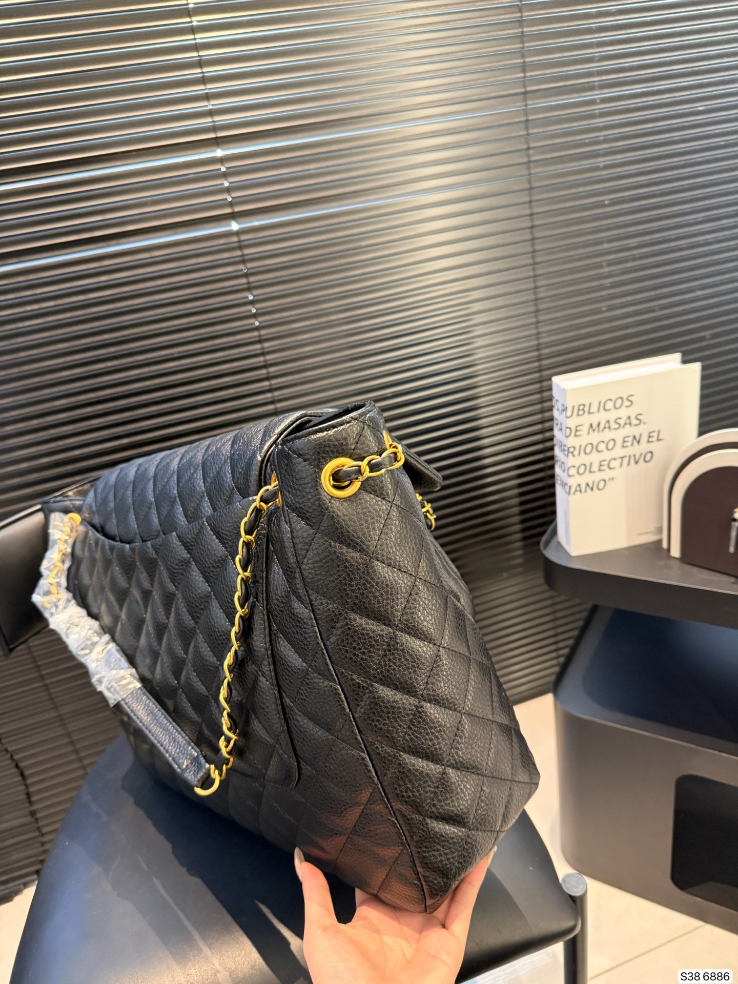 P240牛皮香奈儿要帅起来 一只Chanel就够了！ 🖤Chanel黑银 口袋大tote 很特别的款～ 可以单肩/斜挎/流浪 容量很大 牛皮很耐造 尺寸42 31 货号6886