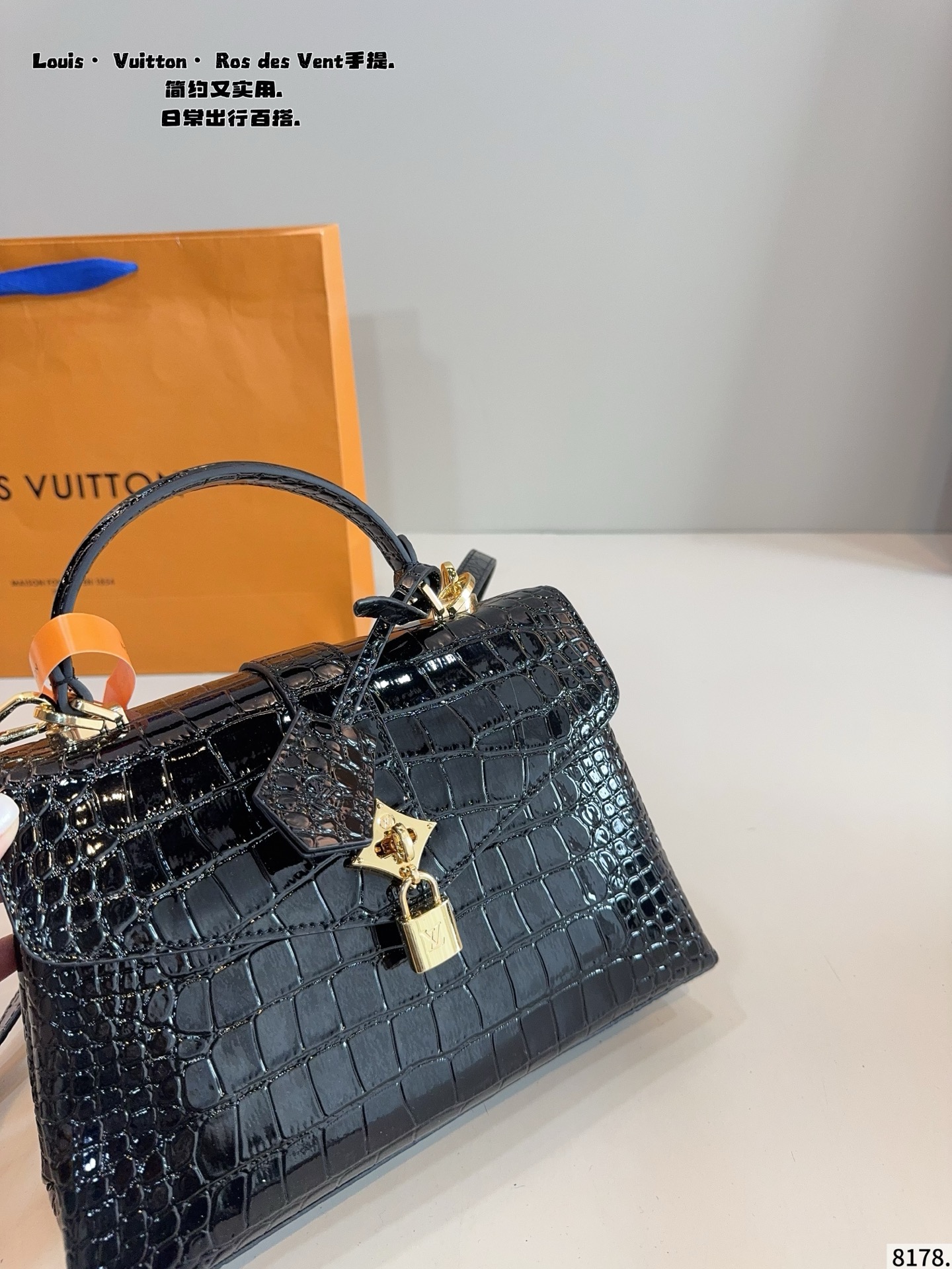 p180p170配礼盒🎁. LV Capucines bb 手提包 今年最多明星街拍的LV包包你能想到哪些款式呢？恐怕大多女性都会把目光锁定到柔软的荔枝纹Taurillon系列吧，因为全都是高端之选，无论是休闲商务都是最有品味的，Capucines bb 设计很有亮点，几乎是人见人爱的，在明星街拍中也最常见到，范冰冰、高圆圆等明星都是它的忠粉呢，尺寸小巧的迷你包，比起大号要显得甜美许多，尺寸：大号27*9*18/20*7*13cm