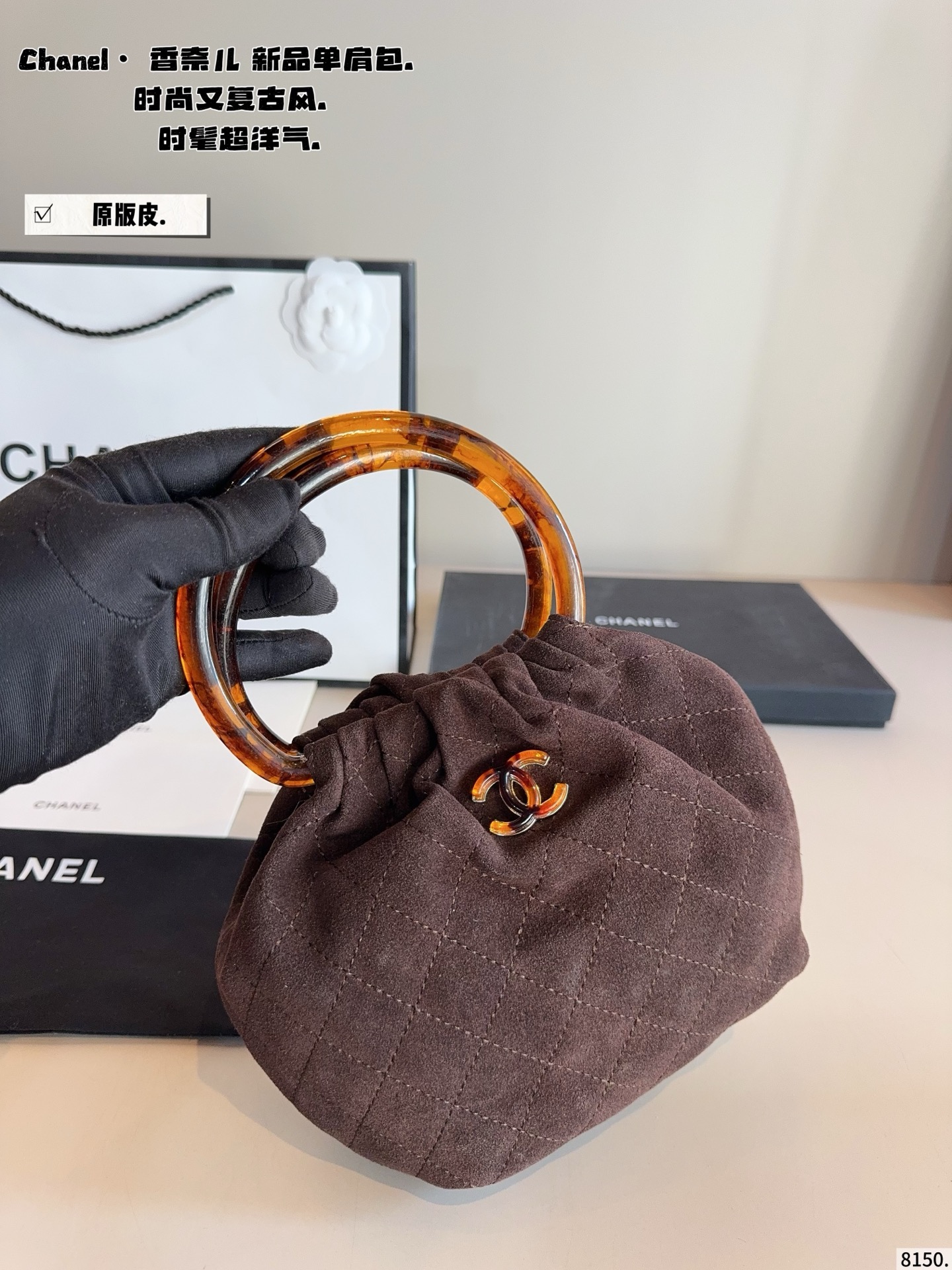 p220.纯皮. chanel香奈儿26c 超精彩的萌物🧉 圆圈小包包好可爱👝 复古玳瑁手柄的设计 透着微微光泽 容易也很客观～手机日用品能放下的哦 材质摸起来触感也很好 超级舒服 推出新系列啦~ 完全是拽姐与甜美的全新组合! 快来寻找属于你的小废包 尺寸：14*8^17cm