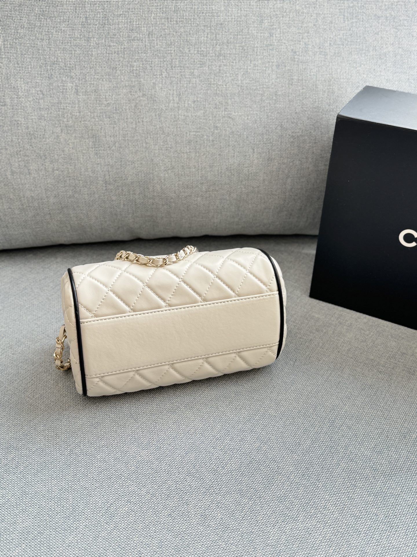 💰180 size：19&times;11 CHANEL香奈儿 25P 撞色 保龄球包 圆筒包 斜挎单肩包 经典黑色白色菱格纹小羊皮，黑色滚边+金色五金，黑白撞色超有辨识度十。小巧圆筒造型,容量刚好，手机、口红都能装下。链条肩带+手柄设计,手提斜挎都很方便，日常出街百搭不出错!