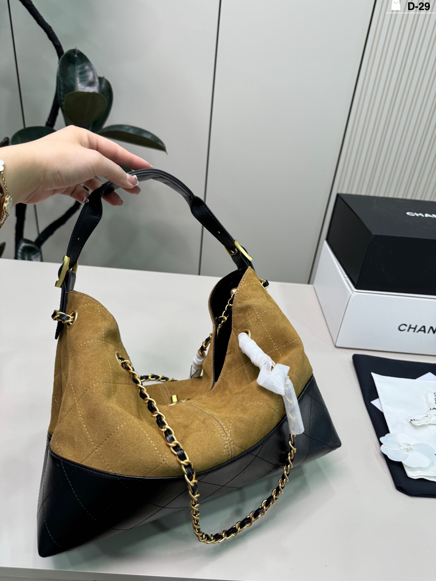 💰p270(羊皮) D-29尺寸34×25折叠盒 CHANEL香奈儿25A麂皮拼色托特包 复古又高级!链条肩带可单肩or手提,通勤,逛街都超百搭 麂皮材质柔软有质感,越用越有包浆,秋冬搭配大衣毛衣 氛围感拉满 ,实用又时髦!