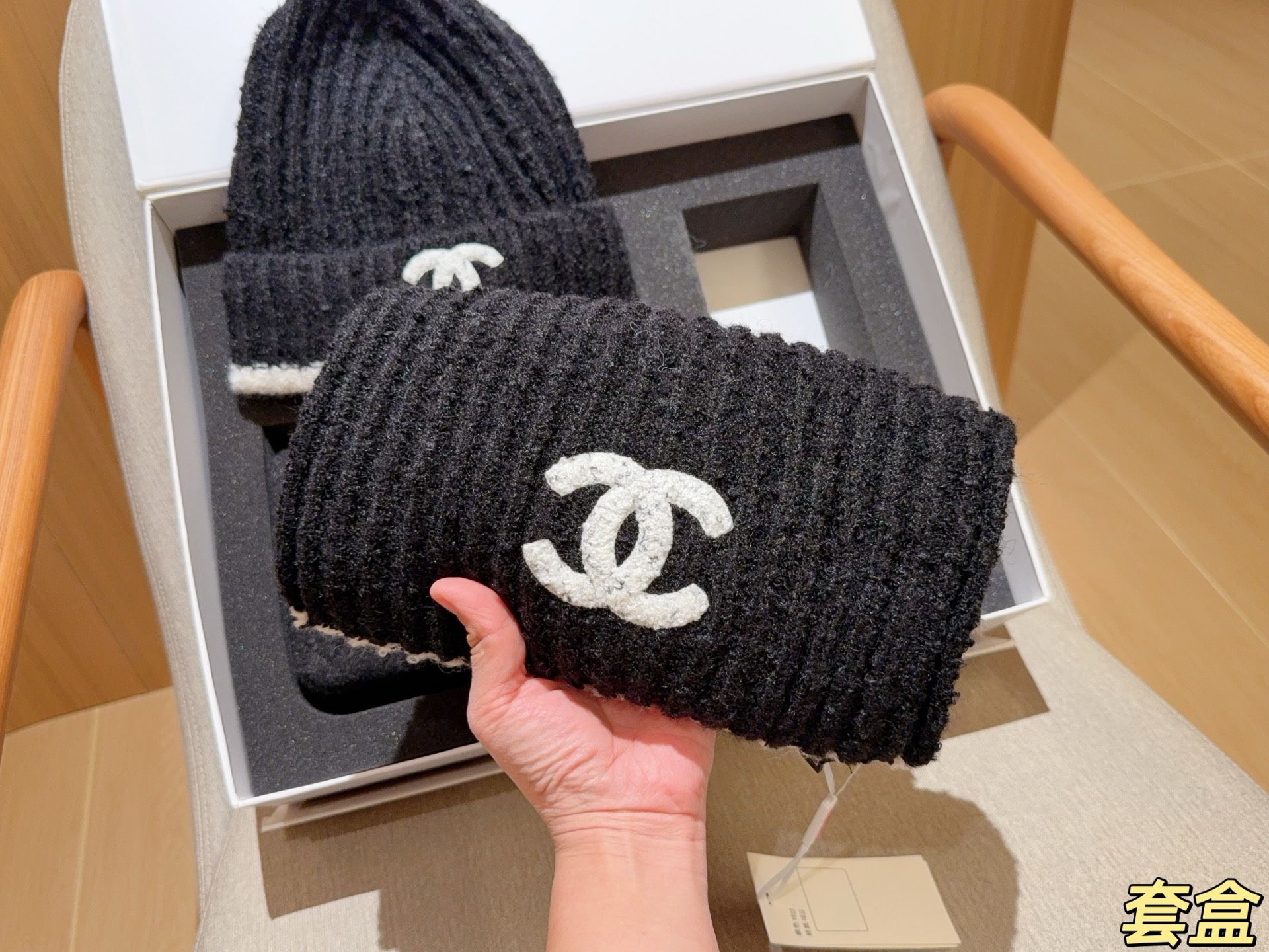 💰250 CHANEL香奈儿 超值套盒毛呢cf 香奈儿围巾+帽子 尺寸25&times;15 礼盒包装🎁