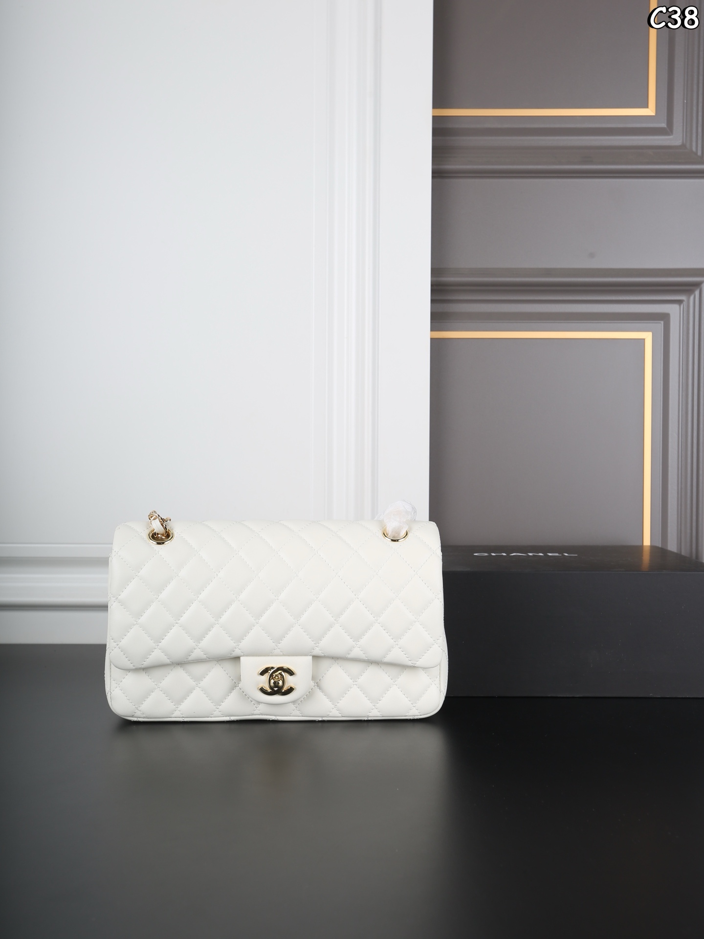 P185 全套礼盒 CHANEL香奈儿 Classic Flap CF 羊皮纹 链条包 口盖包斜挎单肩包 经典永不过时🌟 我真的无法拒绝这款小香[哇R] -黑金羊皮cf中号 经典款就是要配小羊🐑 更能体现出他的优雅 在阳光下光打在包包上真的不要太漂亮 是我心中的白月光了🤍 尺寸：25&times;15