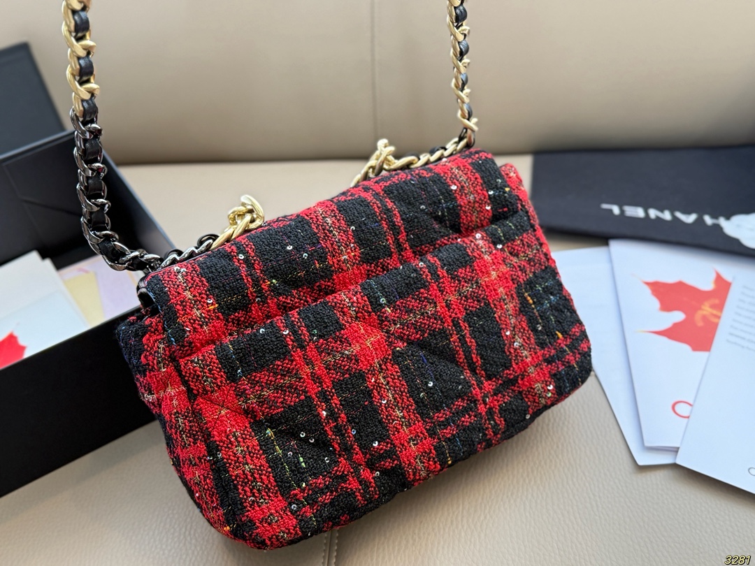 ¥170折叠盒 香奈儿Chanel19bag 高级感满满 经典中的经典 任何搭配都可轻松驾驭 尺寸:24 16