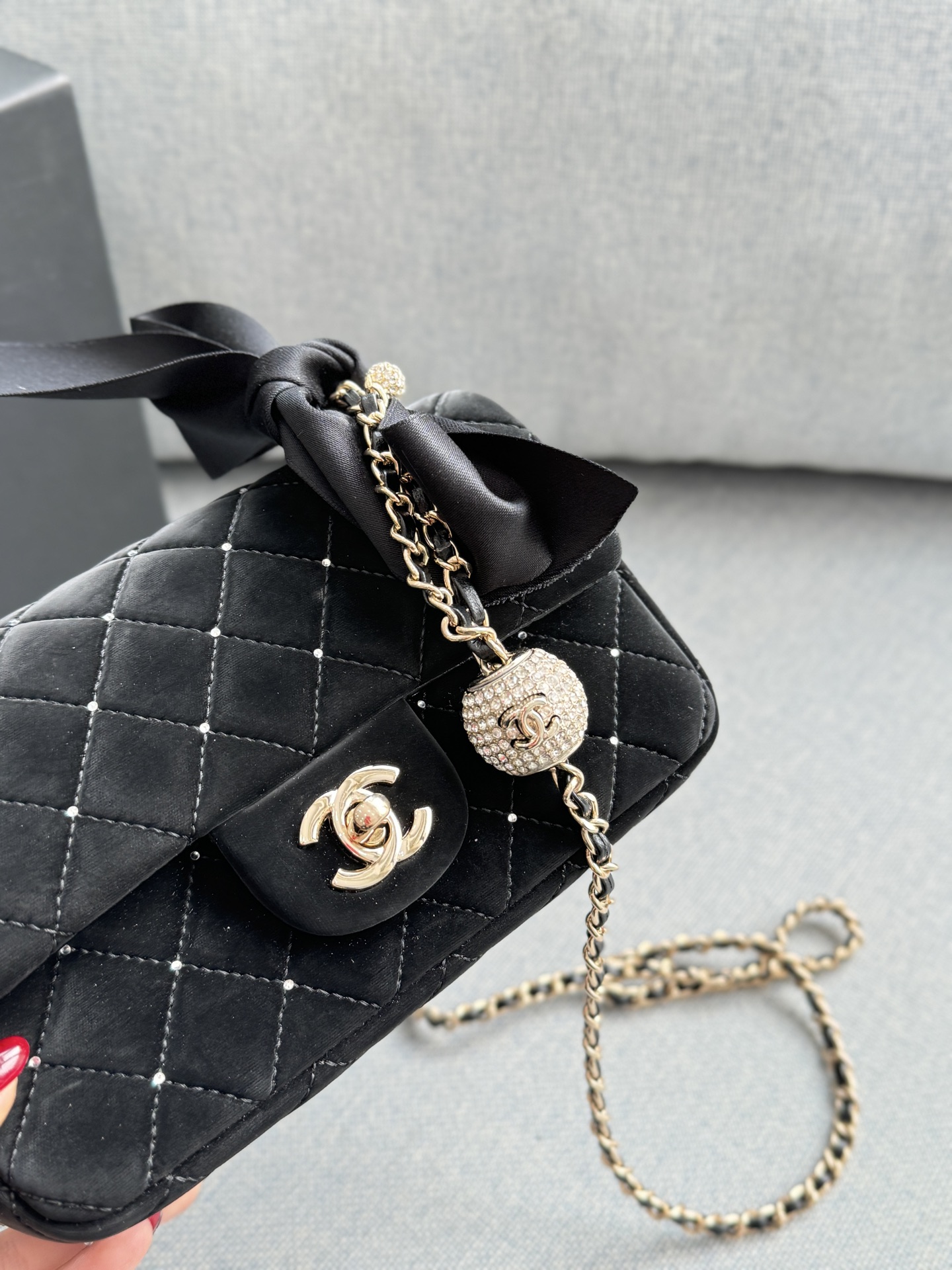 大💰170 小💰160 size：20&times;12/17&times;12 CHANEL香奈儿 Classic Flap CF 25A 丝绒 钻球 蝴蝶结 方胖子 链条包 单肩包 黑色丝绒材质+经典菱格纹，点缀小钻超精致。蝴蝶结装饰优雅复古，金属链条+双C标志，品牌感满满! 日常出街或晚宴都能轻松驾驭，丝绒自带光泽，四季都能搭配，实用又时髦，是香奈儿经典系列的代表作之一