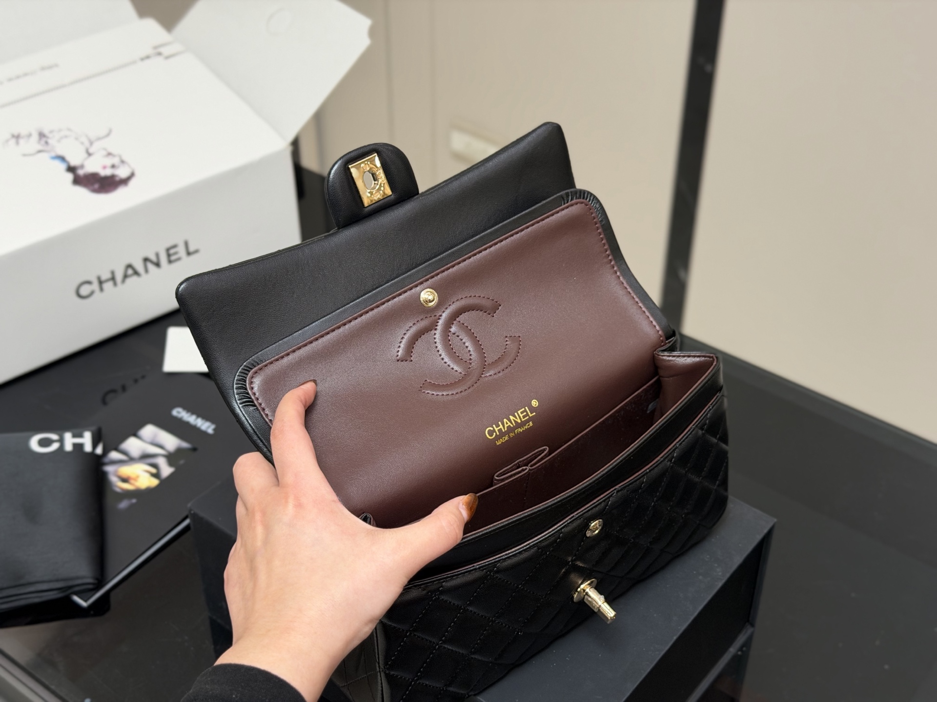 &yen;190 &yen;185 配折叠盒飞机盒 size:25cm 23cm 香奈儿 cf我们一直很用心在做 秒杀其他市面上的货 顶级羊皮纹 很舒服的一种！ 不管您是谁 稳稳hold住哦✔️✔ 四季必备单品！