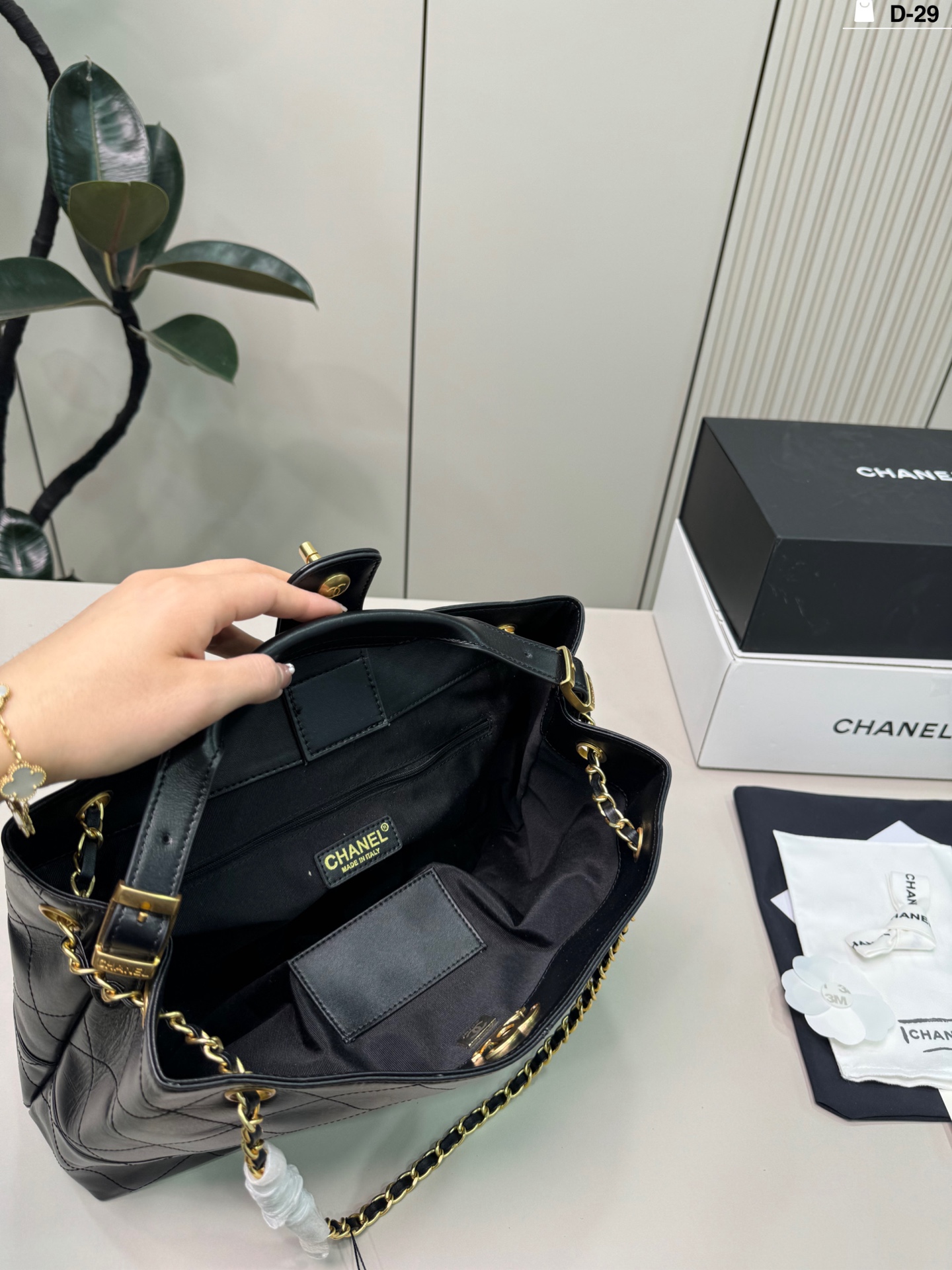 💰p270（羊皮） D-29尺寸34&times;25折叠盒 CHANEL香奈儿25A黑金全皮Hobo包 容量超大，通勤日常都能装下文件，电脑等物品。 实用又时髦，是香奈儿热门款，专柜常断货