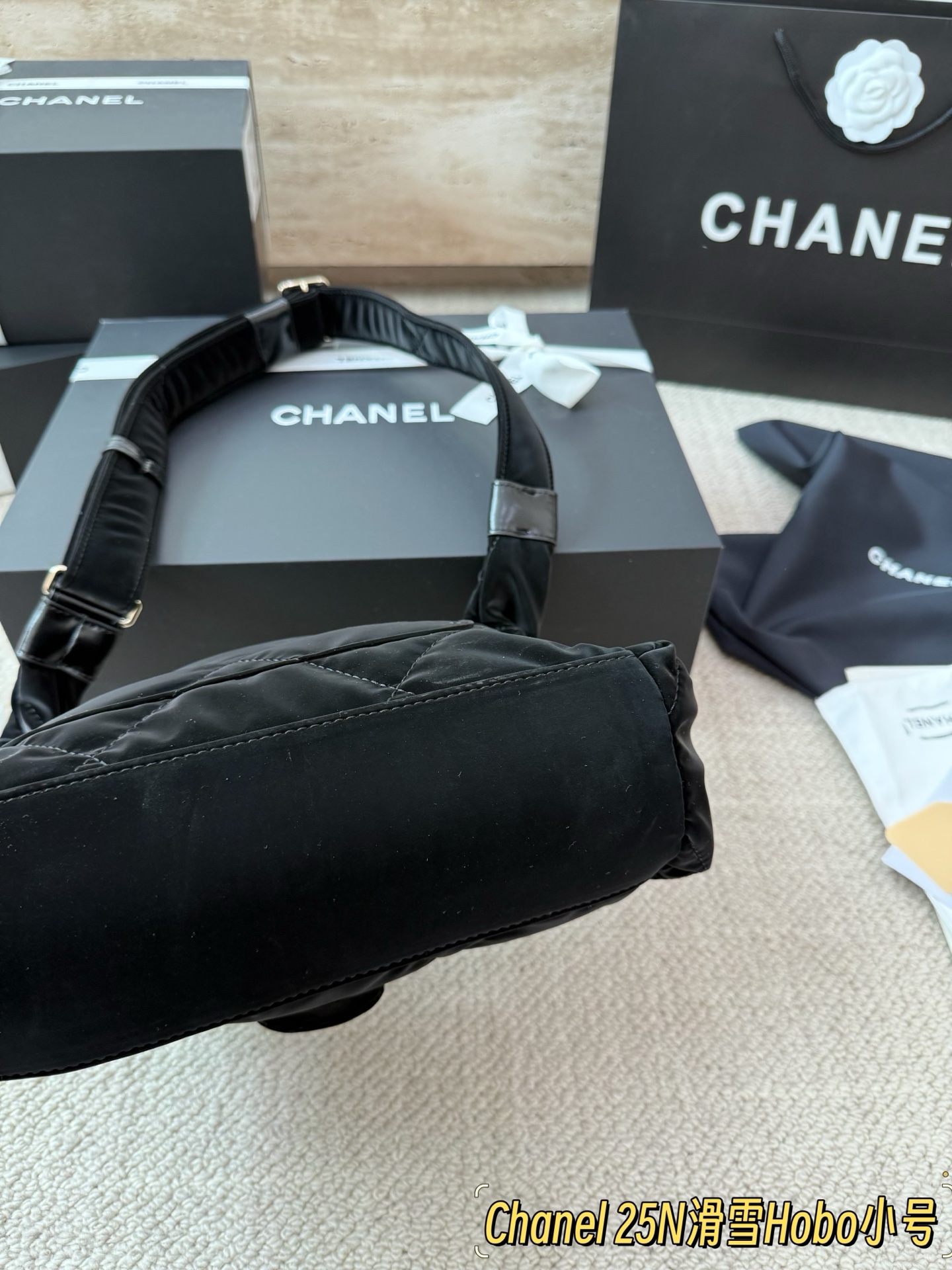P235 顶级原单 Chanel 25N滑雪系列Hobo包 ▼香奈儿25N滑雪系列Hobo包，黑色绗缝尼龙材质，轻便又耐用，金属链条+皮质肩带，双链条设计超有辨识度 +。正面双C Logo, 品牌感满满!小号日常通勤、休闲都OK，单肩斜挎随心切换，实用又时髦。滑雪系列灵感,户外感与时尚兼具，去年超火山，时髦精们都爱!25cm