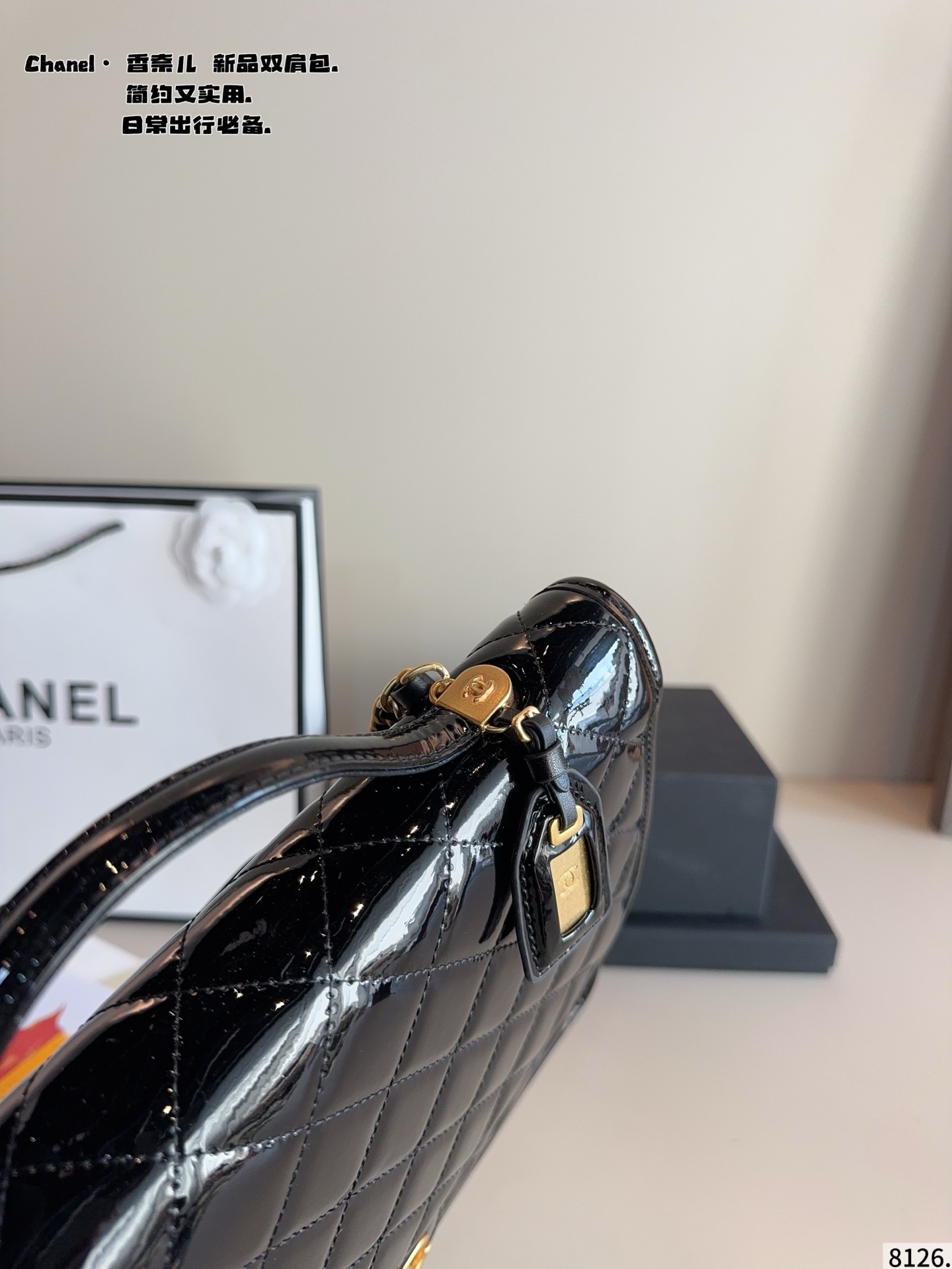 p215配礼盒🎁. 香奈儿CHANEL 新品邮差双肩包 简直无法拒绝 超显气质 高级感十足 集美必入款 尺寸：30*8*25cm