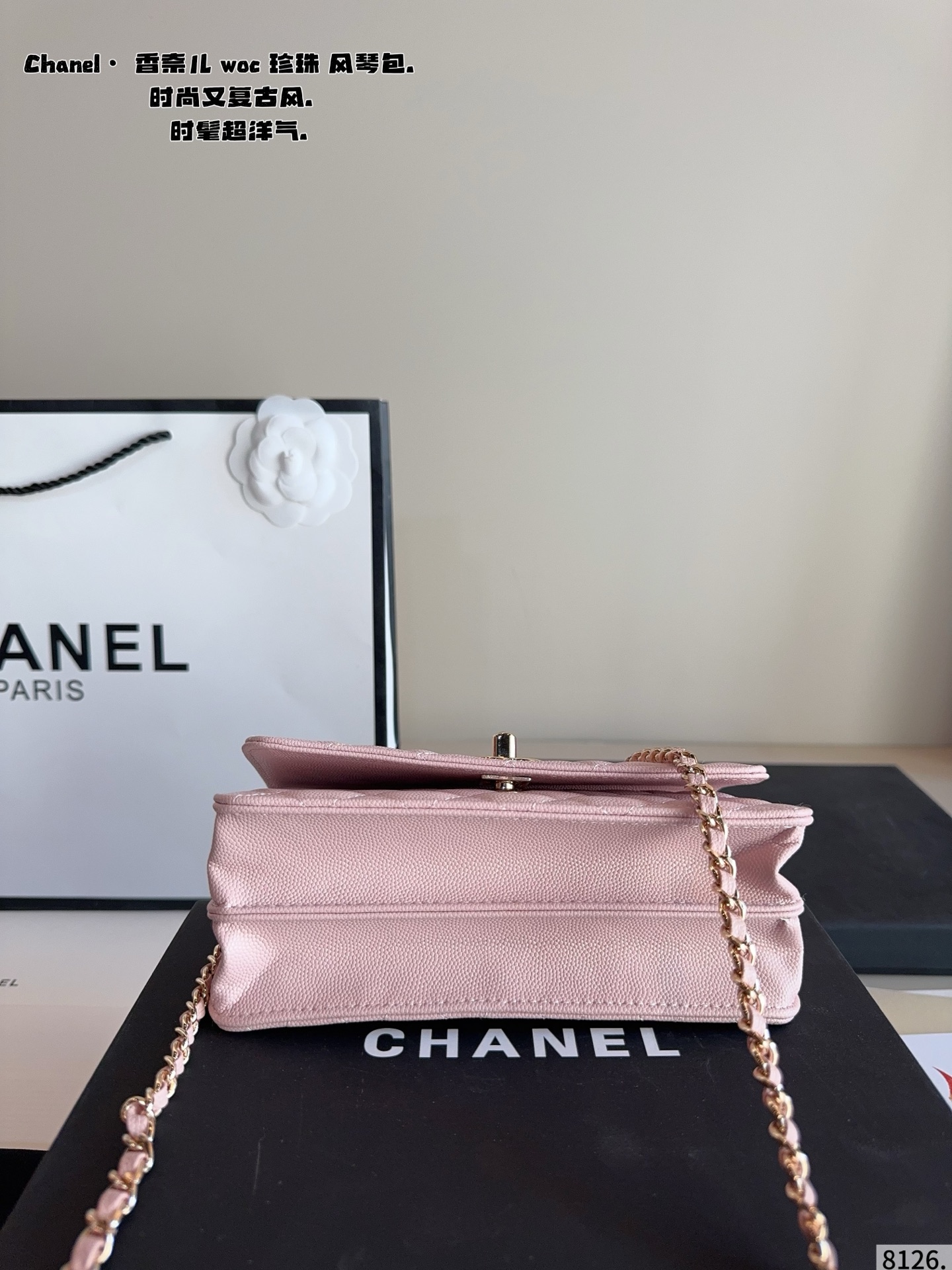 p165配礼盒🎁. 香奈儿 CHANEL woc 风琴包. 时髦拿捏住啦 不显老气好好搭啊 而旦貌美气质加成好高的呀~ 爱死了这份从容优雅尺寸：19*6*11cm