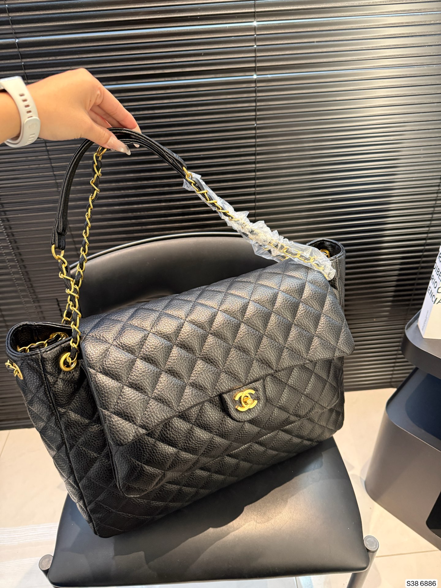 P240牛皮香奈儿要帅起来 一只Chanel就够了！ 🖤Chanel黑银 口袋大tote 很特别的款～ 可以单肩/斜挎/流浪 容量很大 牛皮很耐造 尺寸42 31 货号6886