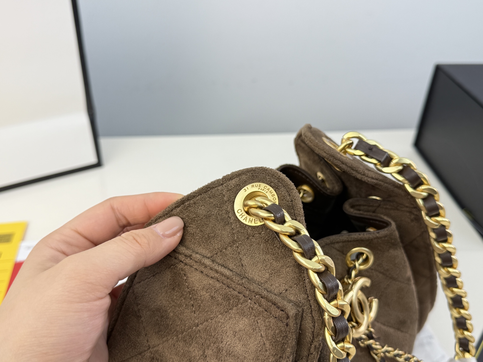 （全套包装⚠️）大小号同价p230 Chanel 25bag 小号真绝绝子! 今年香奈儿25s系列简直美爆... 这只hobo是个小号尺寸个人觉得比较日常 鹿皮绒的质感颗粒没这么重反而很细腻 也比较耐磨~时髦精必备单品! 日常出门完全够了 size：26*21cm size：23*15cm