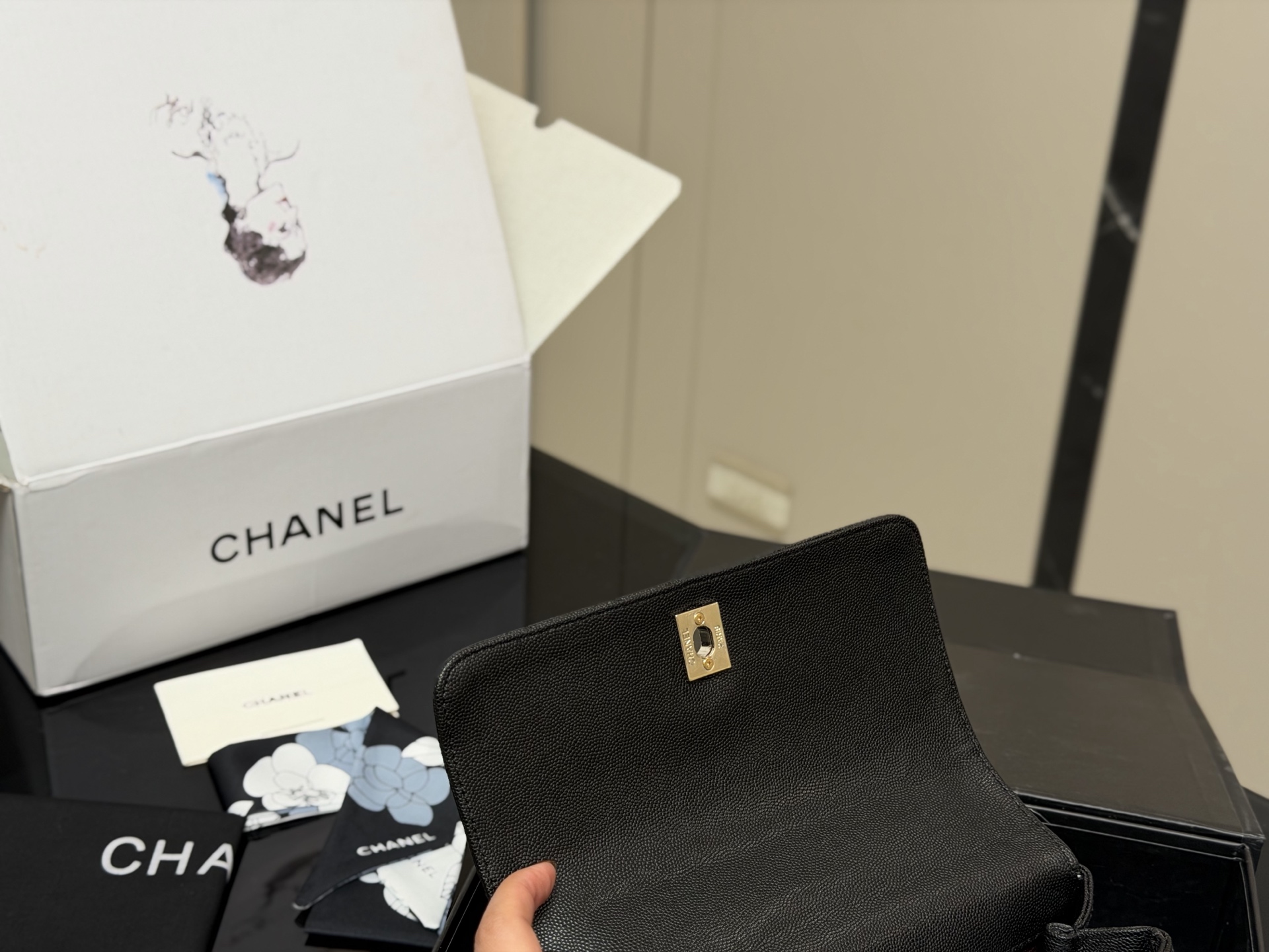 &yen;190 配折叠盒飞机盒 size：23*14cm 香奈儿coco handle 手提包 粒面牛皮材质 原版K金！！