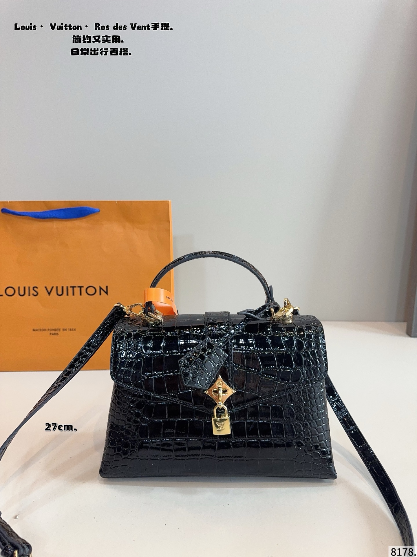 p180p170配礼盒🎁. LV Capucines bb 手提包 今年最多明星街拍的LV包包你能想到哪些款式呢？恐怕大多女性都会把目光锁定到柔软的荔枝纹Taurillon系列吧，因为全都是高端之选，无论是休闲商务都是最有品味的，Capucines bb 设计很有亮点，几乎是人见人爱的，在明星街拍中也最常见到，范冰冰、高圆圆等明星都是它的忠粉呢，尺寸小巧的迷你包，比起大号要显得甜美许多，尺寸：大号27*9*18/20*7*13cm