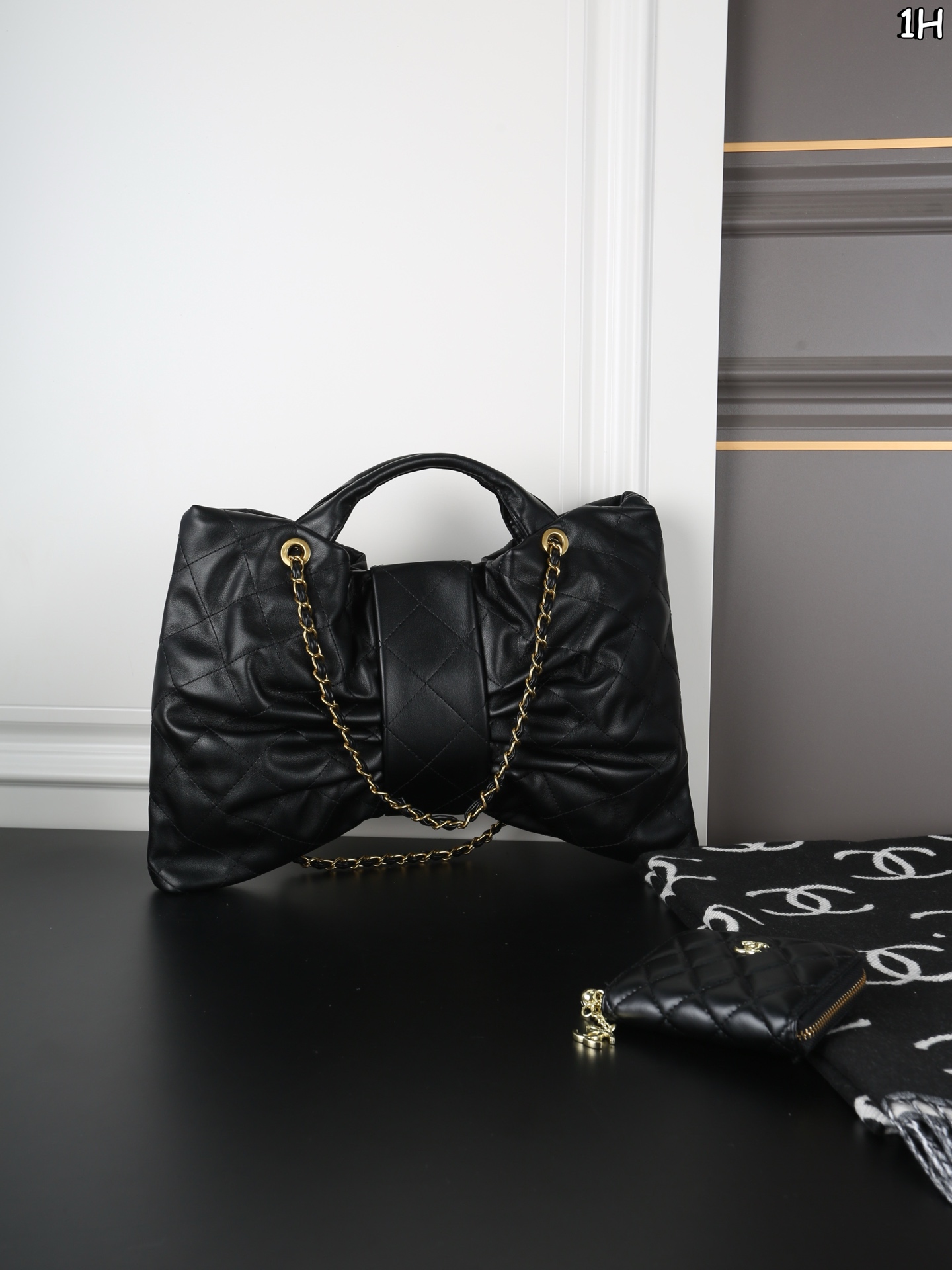 P150 CHANEL香奈儿 蝴蝶结链条包➕围巾➕钱包 Chanel蝴蝶结包太可爱了 酷女孩必备 25K蝴蝶结手袋🎀中号太可爱啦 融合经典菱格纹，休闲又甜美 让一整个包都好甜美啊打破包包的常规形态！让蝴蝶结从配饰成为主角👑 双𝐂扣在包中间很抢眼[萌萌哒R] 羊皮营造出一种&ldquo;蓬松&rdquo;&ldquo;柔美&rdquo;的感觉～ 尺寸：41&times;28/12&times;9.5