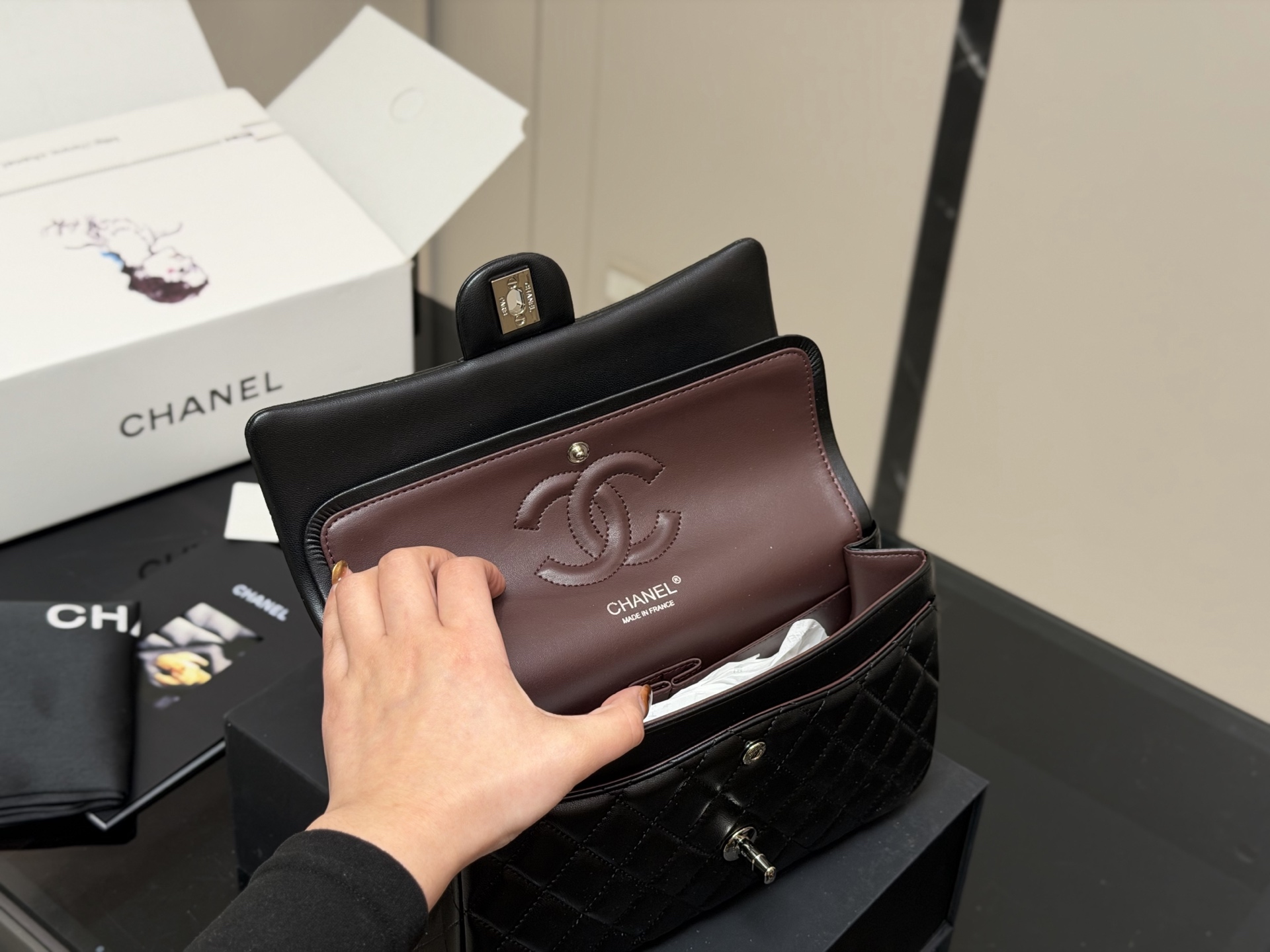 &yen;190 &yen;185 配折叠盒飞机盒 size:25cm 23cm 香奈儿 cf我们一直很用心在做 秒杀其他市面上的货 顶级羊皮纹 很舒服的一种！ 不管您是谁 稳稳hold住哦✔️✔ 四季必备单品！