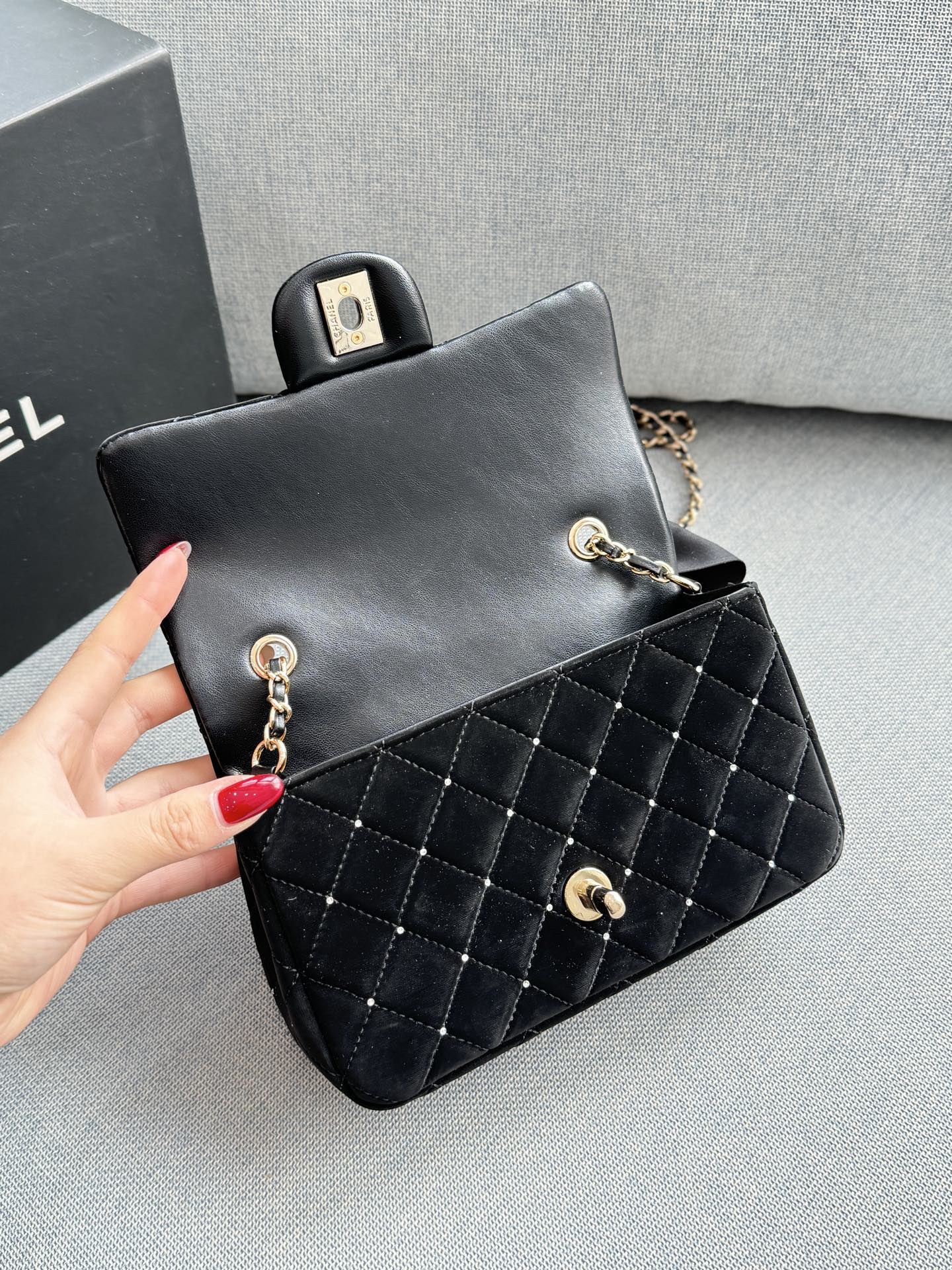 大💰170 小💰160 size：20&times;12/17&times;12 CHANEL香奈儿 Classic Flap CF 25A 丝绒 钻球 蝴蝶结 方胖子 链条包 单肩包 黑色丝绒材质+经典菱格纹，点缀小钻超精致。蝴蝶结装饰优雅复古，金属链条+双C标志，品牌感满满! 日常出街或晚宴都能轻松驾驭，丝绒自带光泽，四季都能搭配，实用又时髦，是香奈儿经典系列的代表作之一
