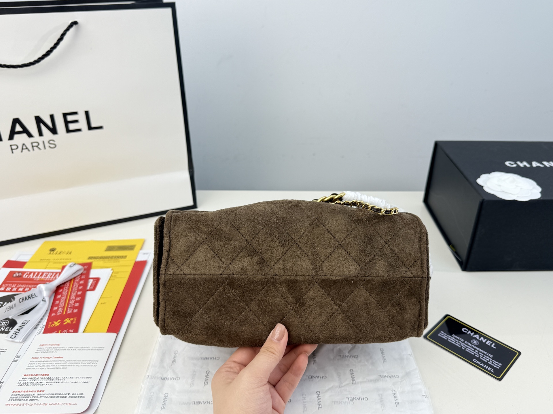 （全套包装⚠️）大小号同价p230 Chanel 25bag 小号真绝绝子! 今年香奈儿25s系列简直美爆... 这只hobo是个小号尺寸个人觉得比较日常 鹿皮绒的质感颗粒没这么重反而很细腻 也比较耐磨~时髦精必备单品! 日常出门完全够了 size：26*21cm size：23*15cm