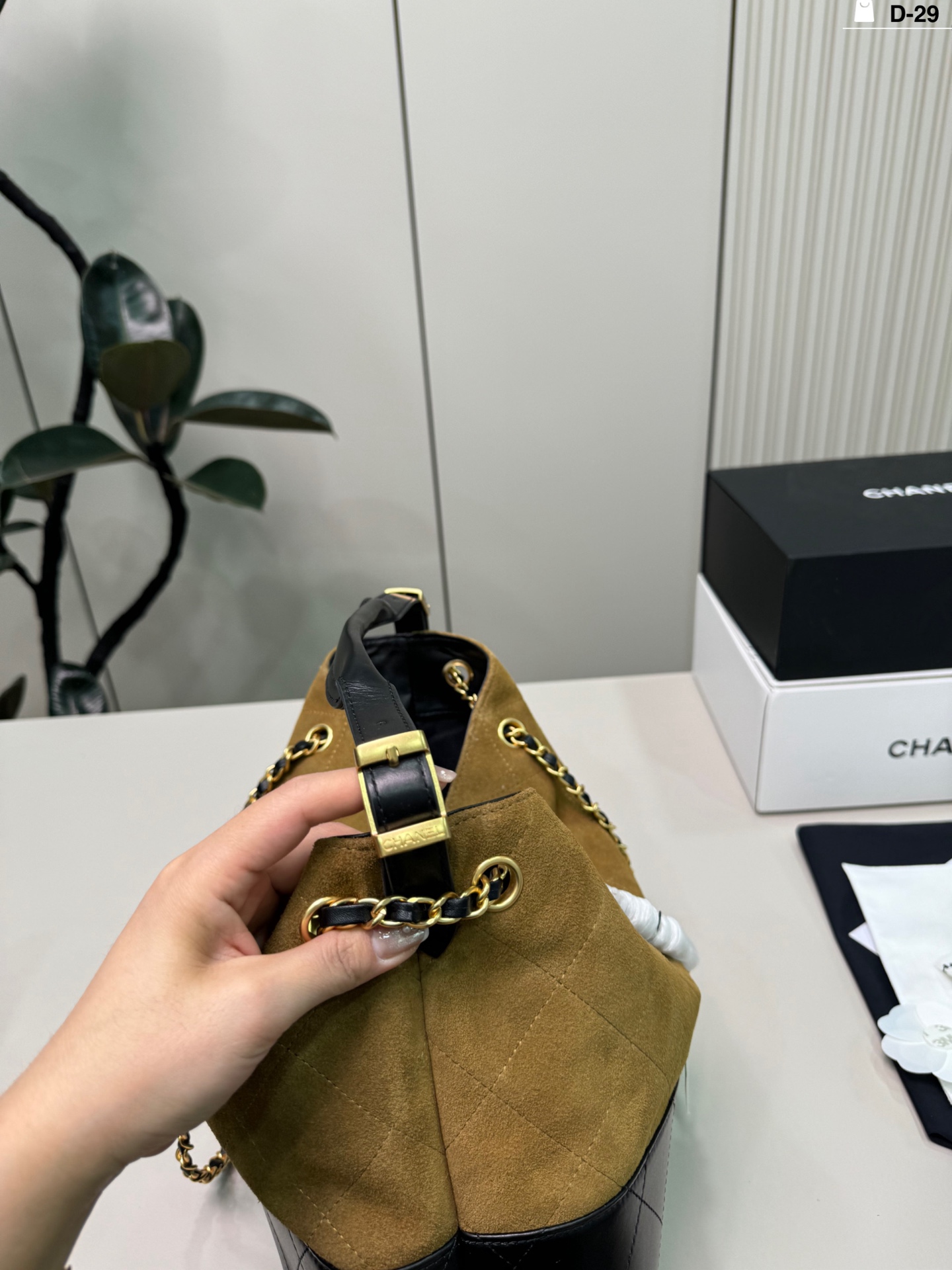 💰p270(羊皮) D-29尺寸34×25折叠盒 CHANEL香奈儿25A麂皮拼色托特包 复古又高级!链条肩带可单肩or手提,通勤,逛街都超百搭 麂皮材质柔软有质感,越用越有包浆,秋冬搭配大衣毛衣 氛围感拉满 ,实用又时髦!