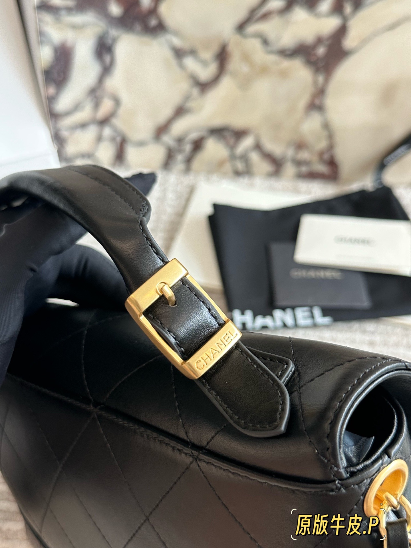 p265 原版皮 今期Chanel終於出爆款了... 剛」上新的CHANEL手工房系列中最熱度最高的應是包包了;特別是掠皮小牛皮的大包包了! 說真的今期的包包款是特別多,拼皮的話灰色是特別吸晴,CHANEL很少推出這種款色,如果是對掠皮很有興趣的小紅薯,是可以沖的!但我是長期使用主義者,這只不是我杯茶! 另外,今年推出了這個CF MINI小掛包(是屬於小皮具);埏 有趣的,手工亦很精美,有DOUBLE FLAP, HAHA;28*17