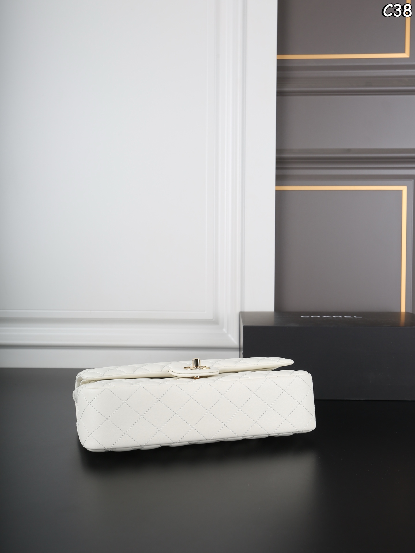 P185 全套礼盒 CHANEL香奈儿 Classic Flap CF 羊皮纹 链条包 口盖包斜挎单肩包 经典永不过时🌟 我真的无法拒绝这款小香[哇R] -黑金羊皮cf中号 经典款就是要配小羊🐑 更能体现出他的优雅 在阳光下光打在包包上真的不要太漂亮 是我心中的白月光了🤍 尺寸：25&times;15