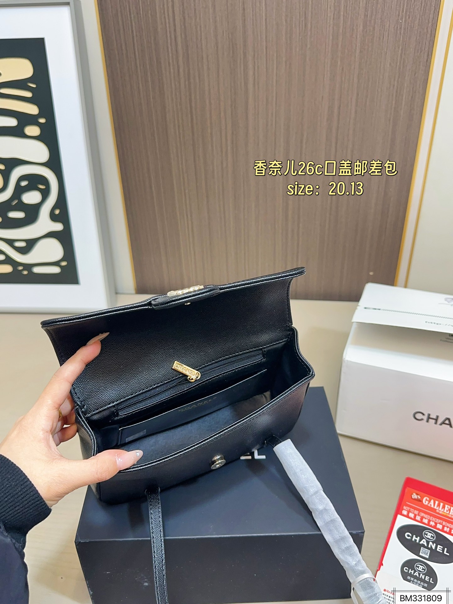 💰125（折叠盒飞机盒） 尺寸20&times;13 Chanel 香奈儿26c口盖邮差包 鱼子酱皮料颗粒感自带高级 比起链条款皮肩带更加舒适 双c logo小号隐藏按扣开合 又酷又时髦，慵懒又随性！