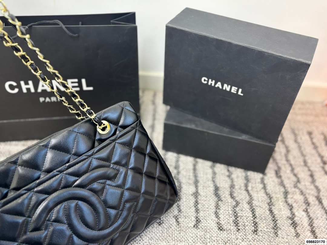 P230⚠️尺寸37*24 香奈儿 Chanel 托特腋下链条⛓️包 经典菱格纹+银色链条,低调又奢华,日常通勤超适合!容量大,内部多隔层,收纳力满分上。链条可调节,单肩or斜挎都OK,实用又时髦,是香奈儿托特包里的热门款!