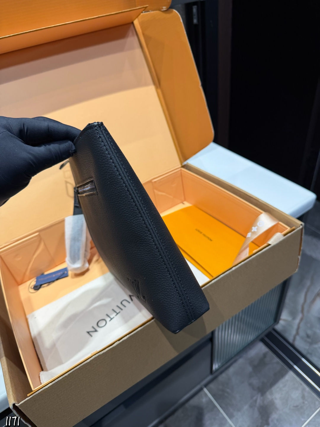 ❤️p110❤️ lv 本款 Takeoff 手拿包为蜡面牛皮革搭配深邃金属件和织物内衬,再令 LV 字母压纹栖身正面一隅,成就商务与休闲场合的精巧之选。充裕空间方便收纳平板电脑,可拆卸腕带实现灵活背携。 22 x 5x30cm