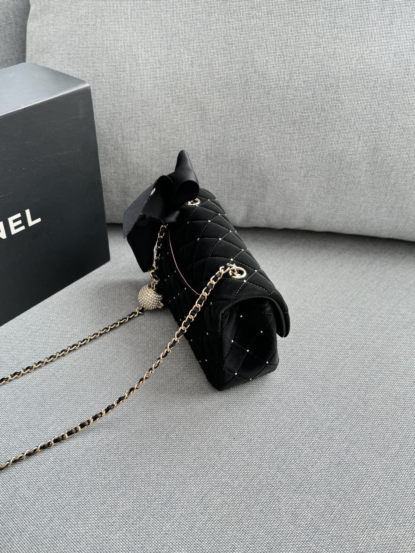 大💰170 小💰160 size：20&times;12/17&times;12 CHANEL香奈儿 Classic Flap CF 25A 丝绒 钻球 蝴蝶结 方胖子 链条包 单肩包 黑色丝绒材质+经典菱格纹，点缀小钻超精致。蝴蝶结装饰优雅复古，金属链条+双C标志，品牌感满满! 日常出街或晚宴都能轻松驾驭，丝绒自带光泽，四季都能搭配，实用又时髦，是香奈儿经典系列的代表作之一