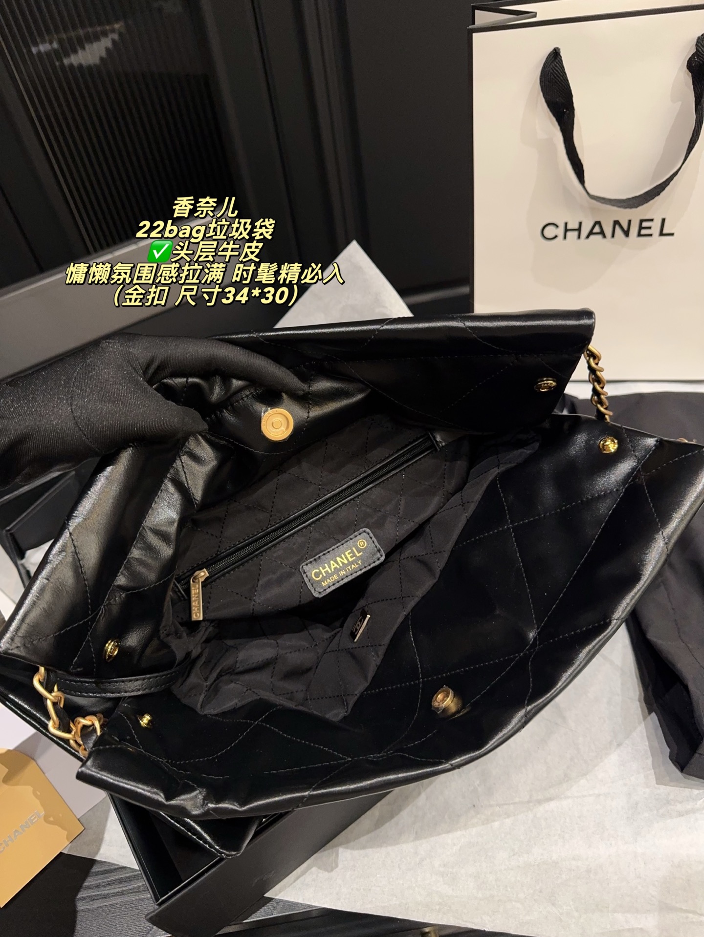 ✅头层牛皮 P315全套包装⚠️尺寸34*30 香奈儿 CHANEL 22bag垃圾袋 慵懒氛围感拉满设计融合了时尚与现代元素 展现出别样的可爱和时髼啦~只是看着就感受到活力四射啦~金属配皮logo 点缀其中,展现出一种低调而不失华丽的风格大金币的点缀,则洋溢着复古而高贵的氛围女孩子背上它简直超显气质哒