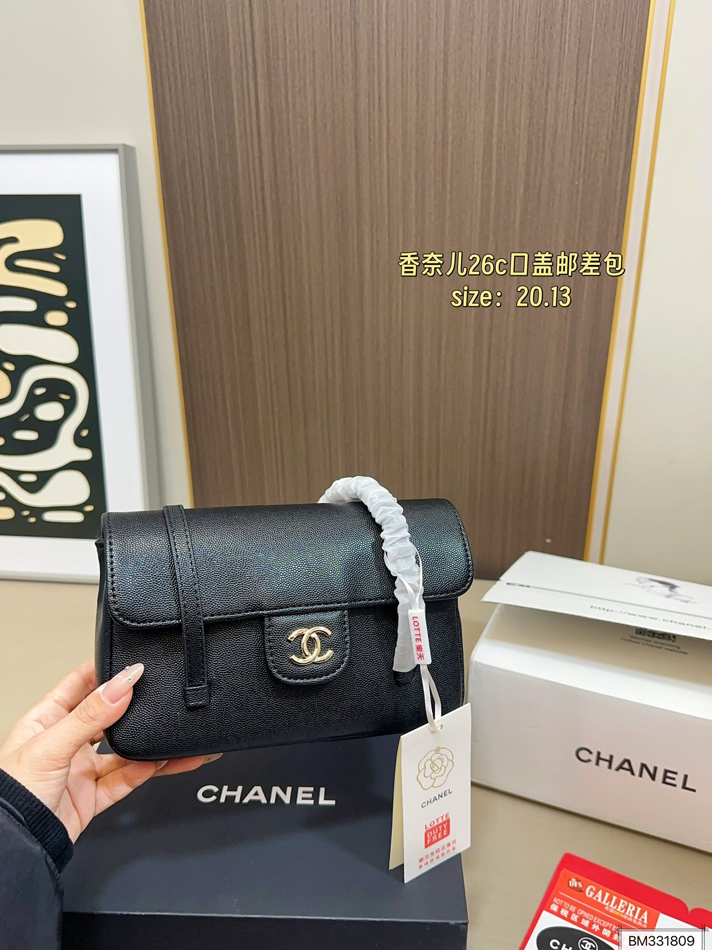 💰125（折叠盒飞机盒） 尺寸20&times;13 Chanel 香奈儿26c口盖邮差包 鱼子酱皮料颗粒感自带高级 比起链条款皮肩带更加舒适 双c logo小号隐藏按扣开合 又酷又时髦，慵懒又随性！