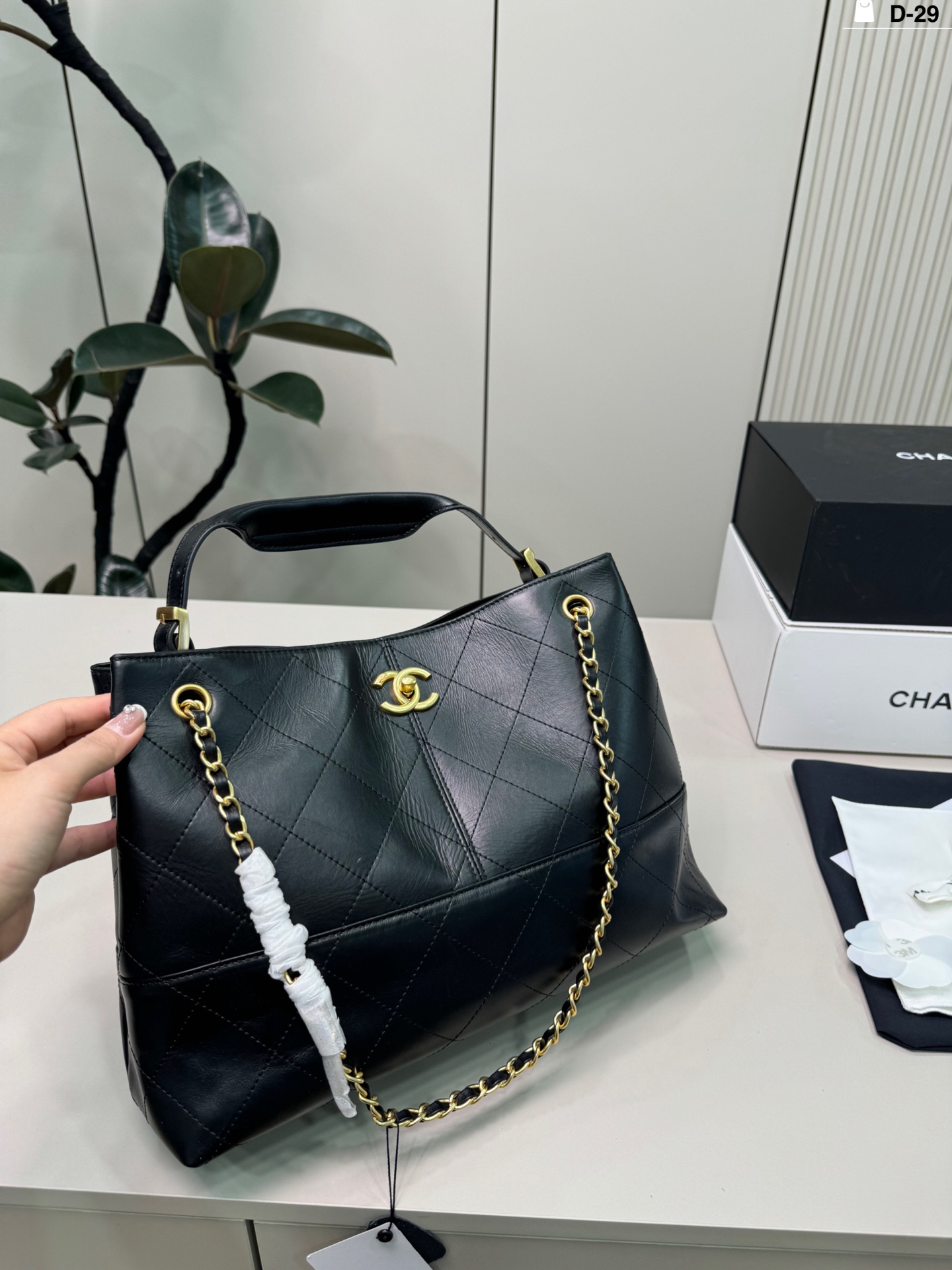 💰p270（羊皮） D-29尺寸34&times;25折叠盒 CHANEL香奈儿25A黑金全皮Hobo包 容量超大，通勤日常都能装下文件，电脑等物品。 实用又时髦，是香奈儿热门款，专柜常断货