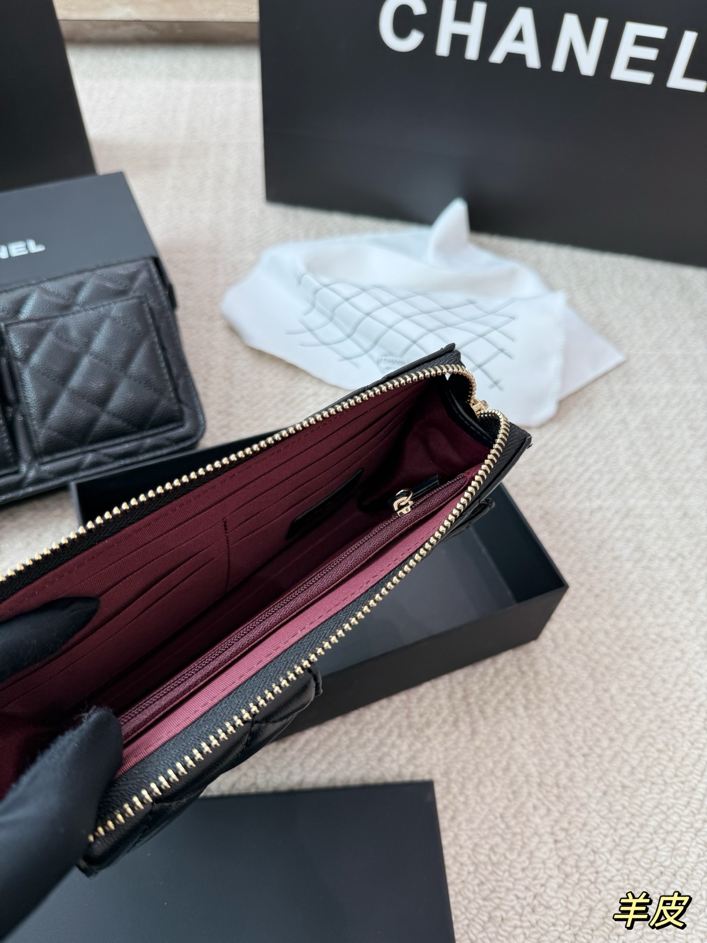 P160 配盒 size：20*12cm Chanel香奈儿23b新款黑金手拿包 满满都是奢华美~ 但它的实用性不容小觑， 内部可轻松收纳手机与零碎小物~ 两只小方口袋巧妙地点缀于包身， 赋予了这款包别样的貌美