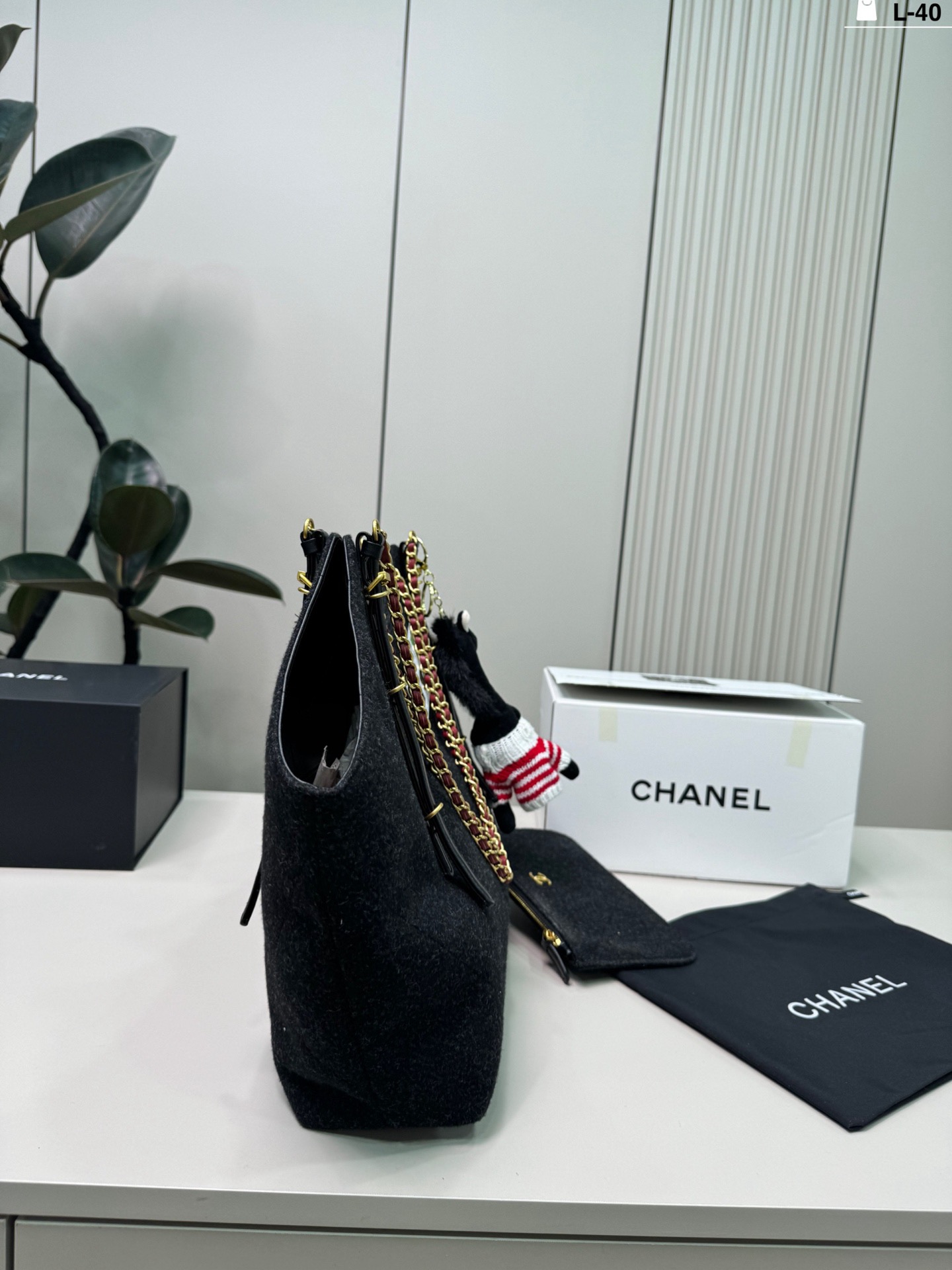 💰p210（配挂件） L-40尺寸32&times;22折叠盒 Chanel 香奈儿 26c毛毡Tote托特包腋下毛呢购物袋 优雅又松弛-，毛毡材质柔软轻盈，日常通勤、休闲出街都超适合！百搭不挑人～26C系列是Vic设计的收官之作，实用又有收藏价值，时髦精必入！