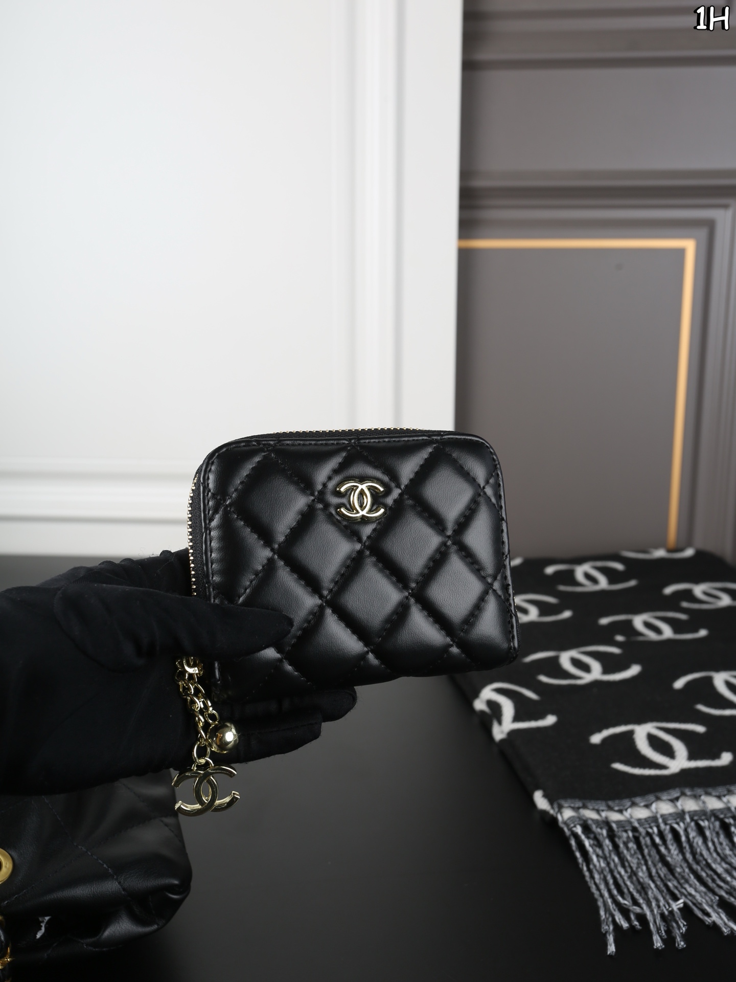 P150 CHANEL香奈儿 蝴蝶结链条包➕围巾➕钱包 Chanel蝴蝶结包太可爱了 酷女孩必备 25K蝴蝶结手袋🎀中号太可爱啦 融合经典菱格纹，休闲又甜美 让一整个包都好甜美啊打破包包的常规形态！让蝴蝶结从配饰成为主角👑 双𝐂扣在包中间很抢眼[萌萌哒R] 羊皮营造出一种&ldquo;蓬松&rdquo;&ldquo;柔美&rdquo;的感觉～ 尺寸：41&times;28/12&times;9.5