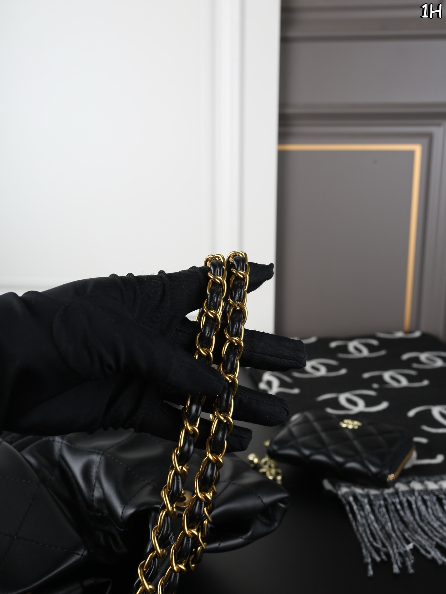 P150 CHANEL香奈儿 蝴蝶结链条包➕围巾➕钱包 Chanel蝴蝶结包太可爱了 酷女孩必备 25K蝴蝶结手袋🎀中号太可爱啦 融合经典菱格纹，休闲又甜美 让一整个包都好甜美啊打破包包的常规形态！让蝴蝶结从配饰成为主角👑 双𝐂扣在包中间很抢眼[萌萌哒R] 羊皮营造出一种&ldquo;蓬松&rdquo;&ldquo;柔美&rdquo;的感觉～ 尺寸：41&times;28/12&times;9.5