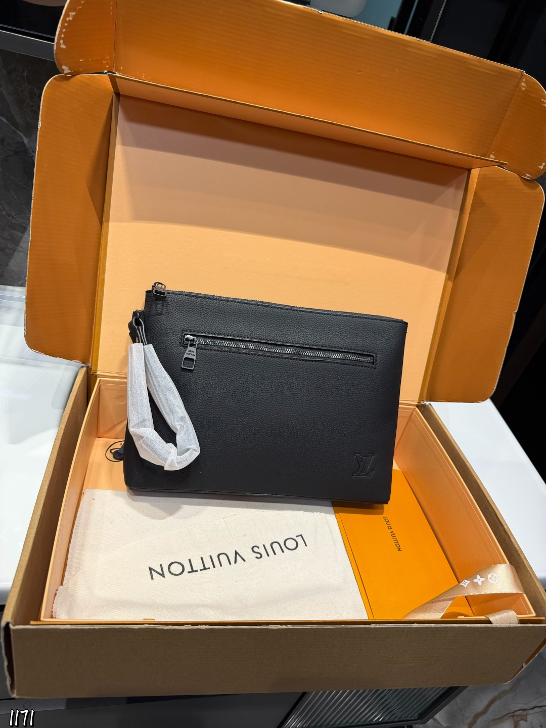 ❤️p110❤️ lv 本款 Takeoff 手拿包为蜡面牛皮革搭配深邃金属件和织物内衬,再令 LV 字母压纹栖身正面一隅,成就商务与休闲场合的精巧之选。充裕空间方便收纳平板电脑,可拆卸腕带实现灵活背携。 22 x 5x30cm