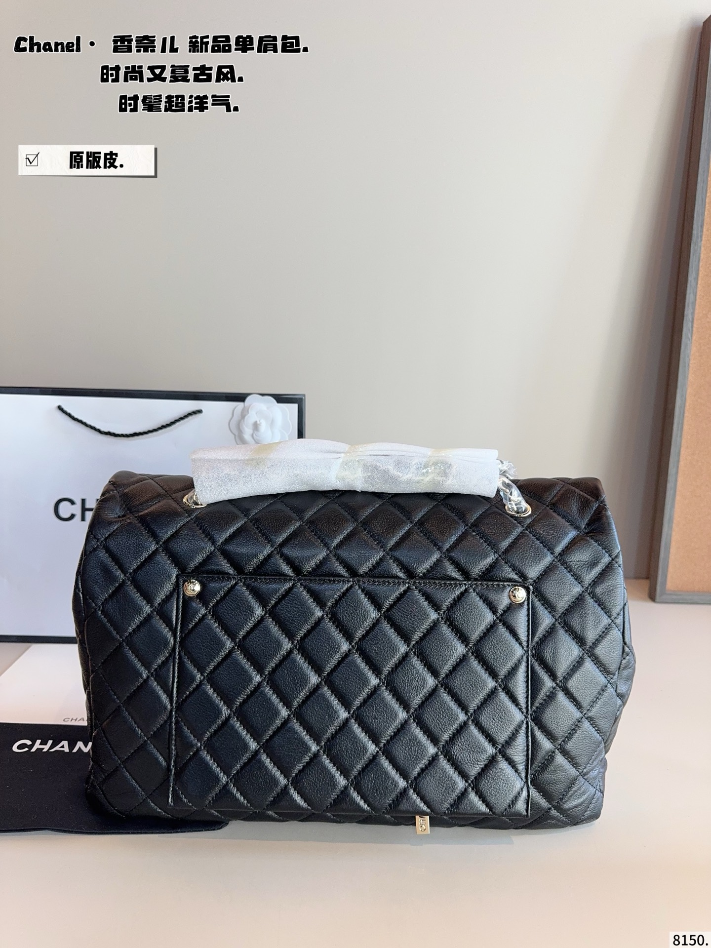 p310 香奈儿外缝线 机场包.好喜欢这种手工缝制感 菱格交错的缝线， 织于柔软的CF表面， 手工痕迹更凸显， 也保留了香奈儿标志元素， 越用越有味道，越旧越有味道尺寸/39*11*27cm