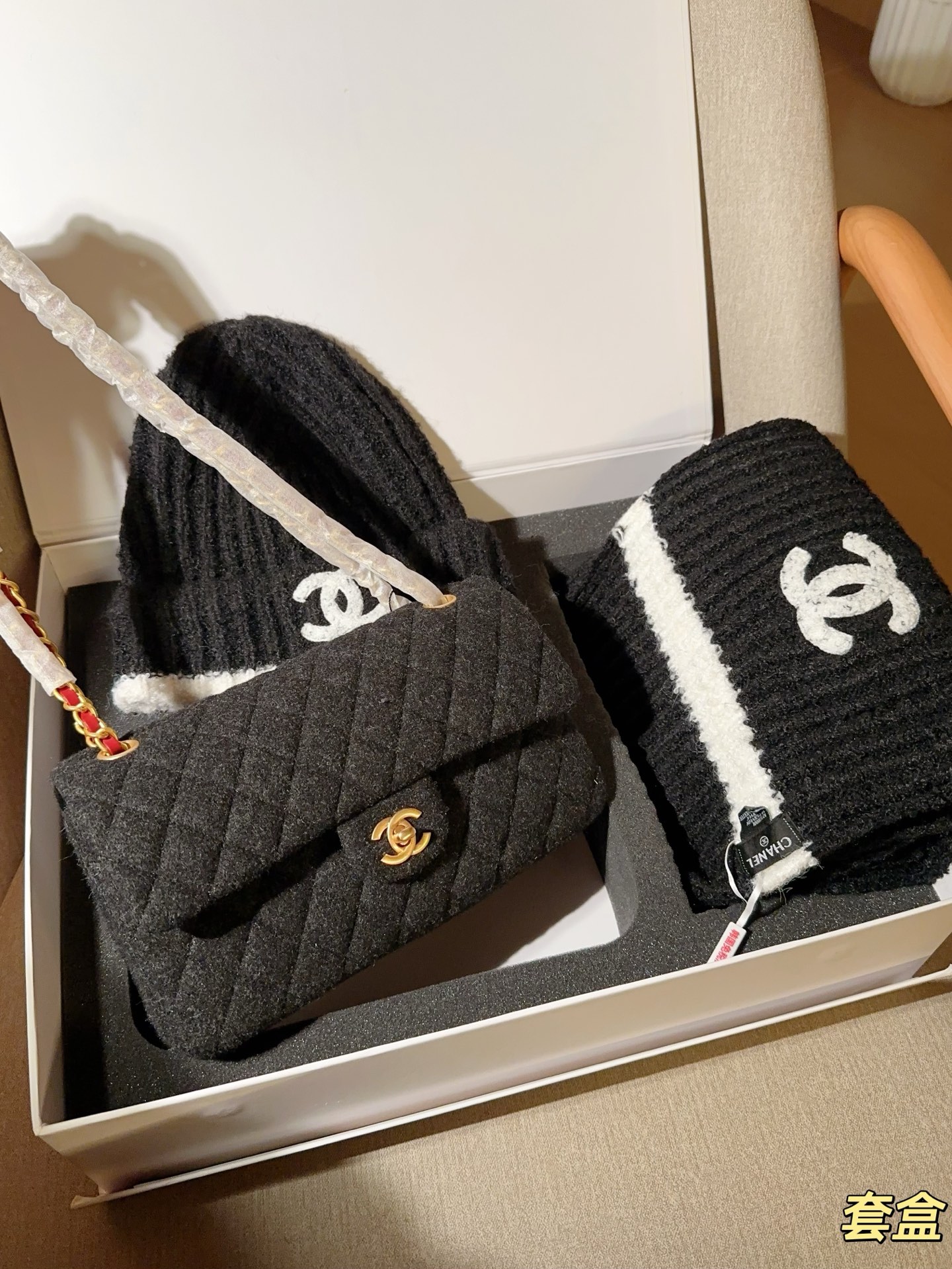 💰250 CHANEL香奈儿 超值套盒毛呢cf 香奈儿围巾+帽子 尺寸25&times;15 礼盒包装🎁