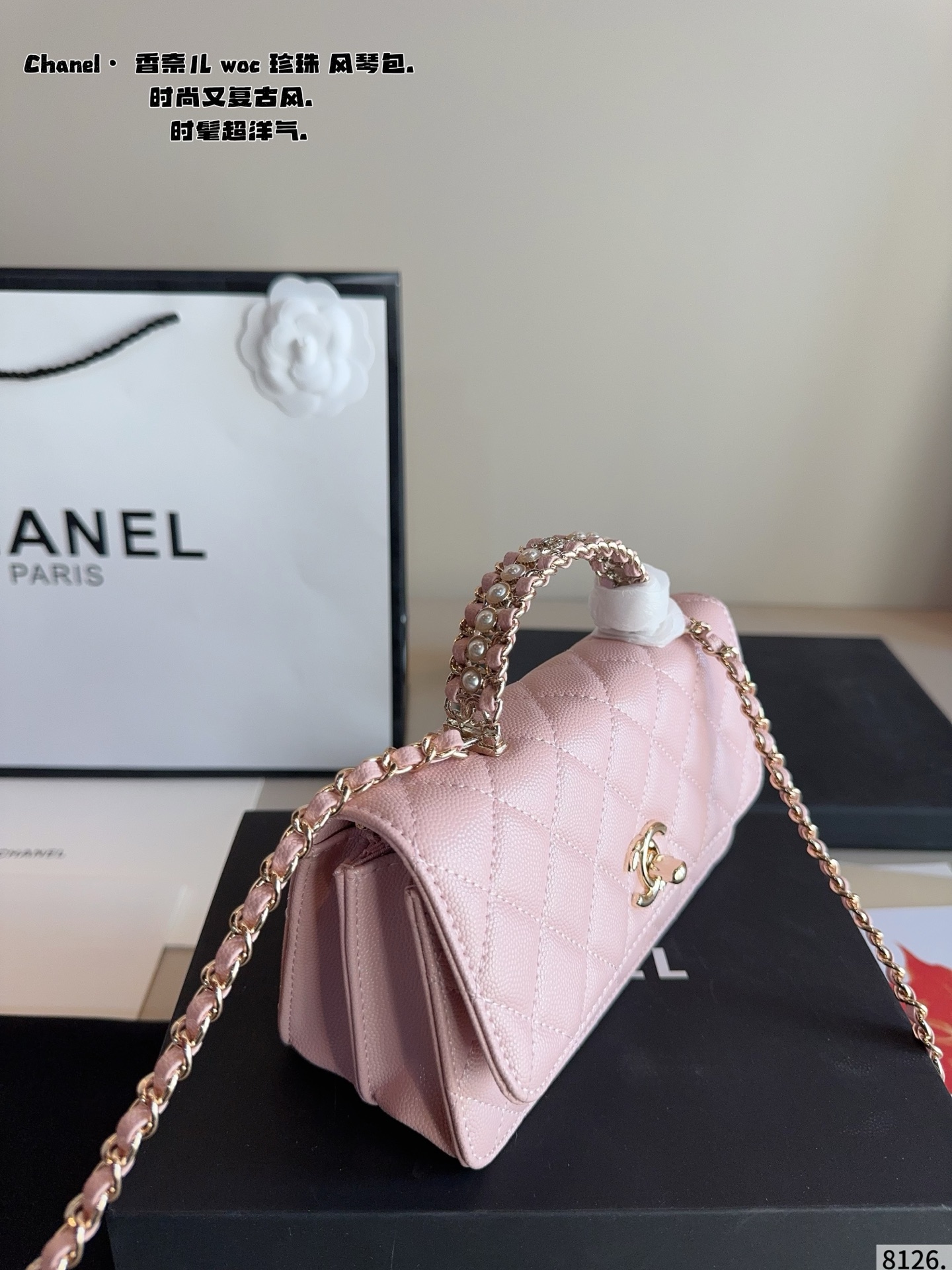 p165配礼盒🎁. 香奈儿 CHANEL woc 风琴包. 时髦拿捏住啦 不显老气好好搭啊 而旦貌美气质加成好高的呀~ 爱死了这份从容优雅尺寸：19*6*11cm