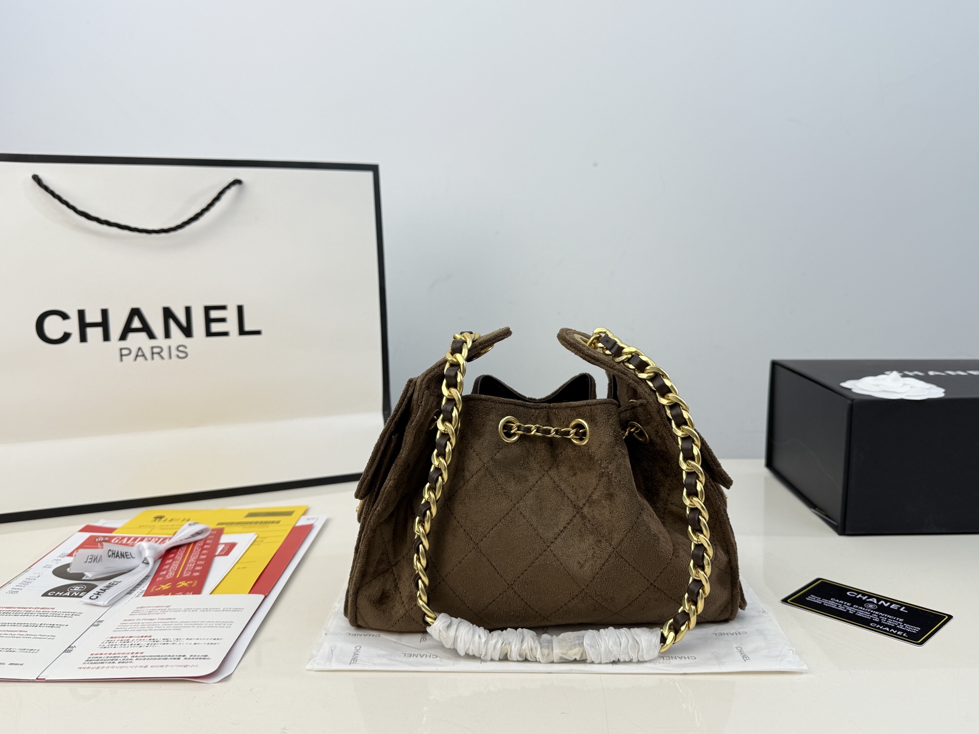 （全套包装⚠️）大小号同价p230 Chanel 25bag 小号真绝绝子! 今年香奈儿25s系列简直美爆... 这只hobo是个小号尺寸个人觉得比较日常 鹿皮绒的质感颗粒没这么重反而很细腻 也比较耐磨~时髦精必备单品! 日常出门完全够了 size：26*21cm size：23*15cm