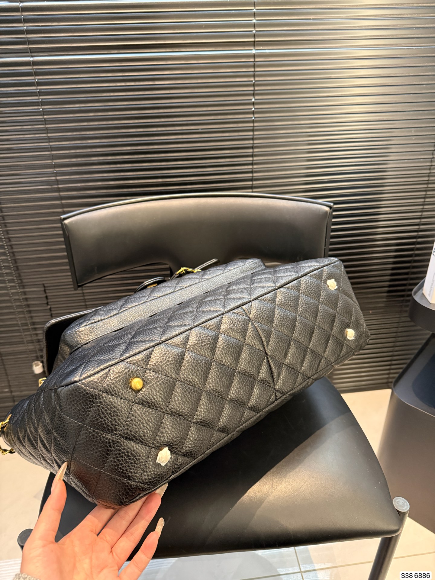 P240牛皮香奈儿要帅起来 一只Chanel就够了！ 🖤Chanel黑银 口袋大tote 很特别的款～ 可以单肩/斜挎/流浪 容量很大 牛皮很耐造 尺寸42 31 货号6886