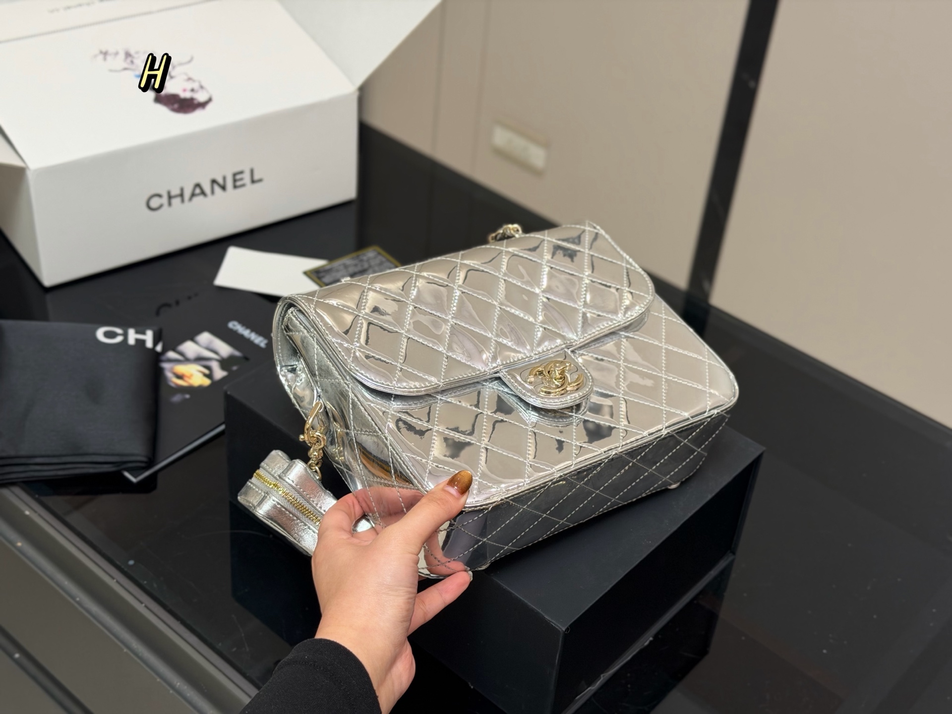 &yen;215 配折叠盒 size：24*19cm 香奈儿 24C 漆皮双肩包 这个真的是太太太好看了! 金的刚刚好不俗艳不张扬很能装！ ⚠️还有小星星⭐️哦！